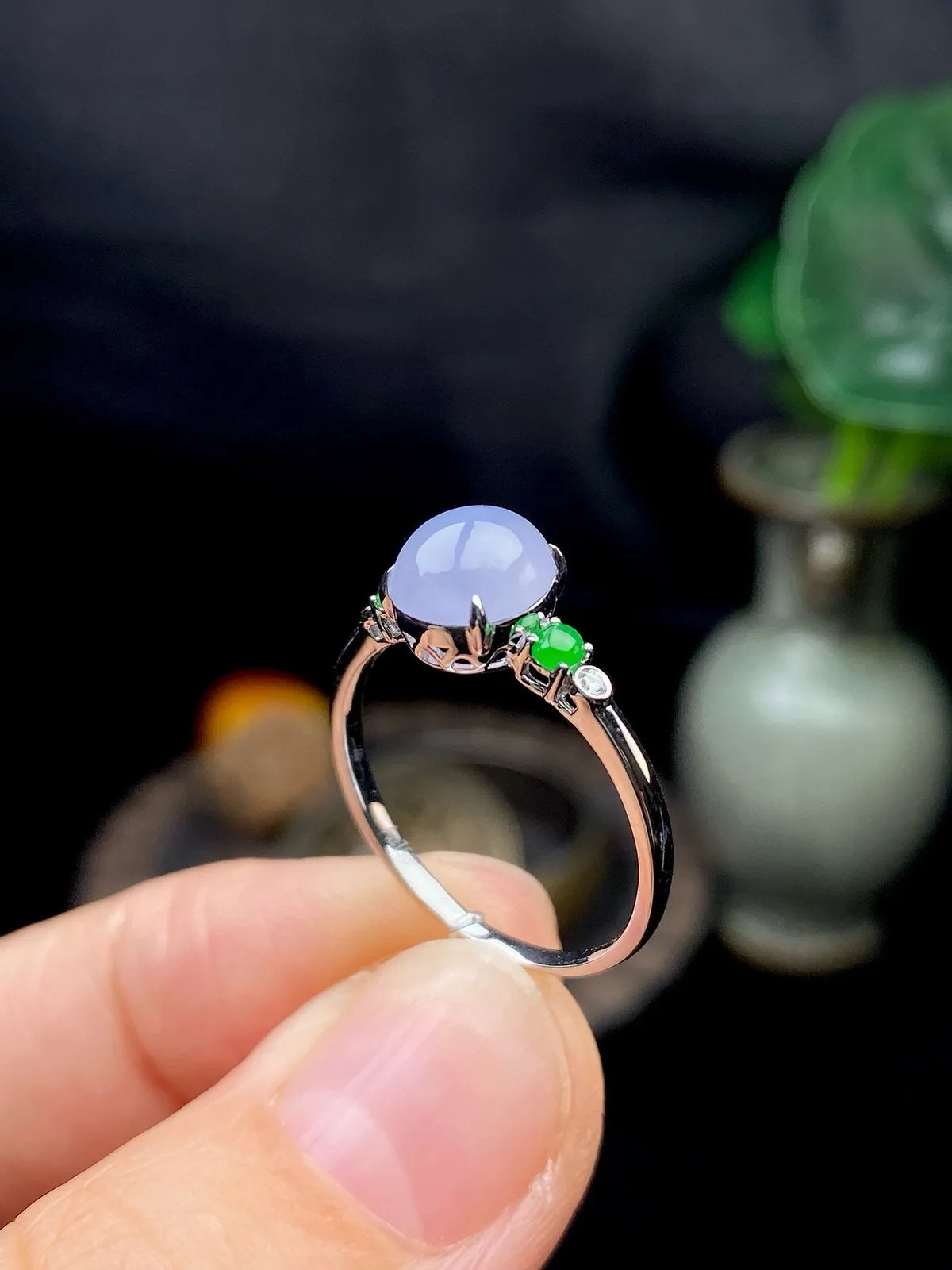 【冰种紫蛋面戒指】饱满度很好，无纹无裂，晶莹剔透，18k金钻镶嵌，裸石尺寸7.6*6.5*3.7毫米