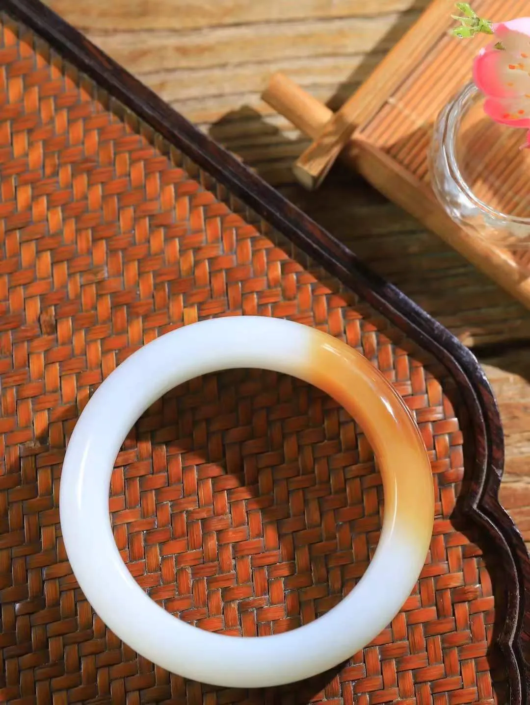 【婉约佳人.手镯】

收藏级臻品️和田玉糖白玉手镯 玉质温润细腻 油性十足 手感舒适，高华雅逸，线条流畅，简约大气，美自天成，素雅高贵。佩戴于腕间，婉约之美，举手投足间透出那份低调奢华。重89克 内径55mm  尺寸18.7-9.9mm   FDA-78120633