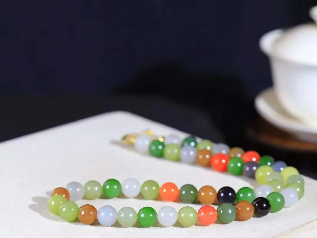 【珠圆玉润.项链】

精品和田玉多宝珠圆玉润项链 玉质温润细腻  整串打磨圆润，佩戴舒适。珠珠落玉盘