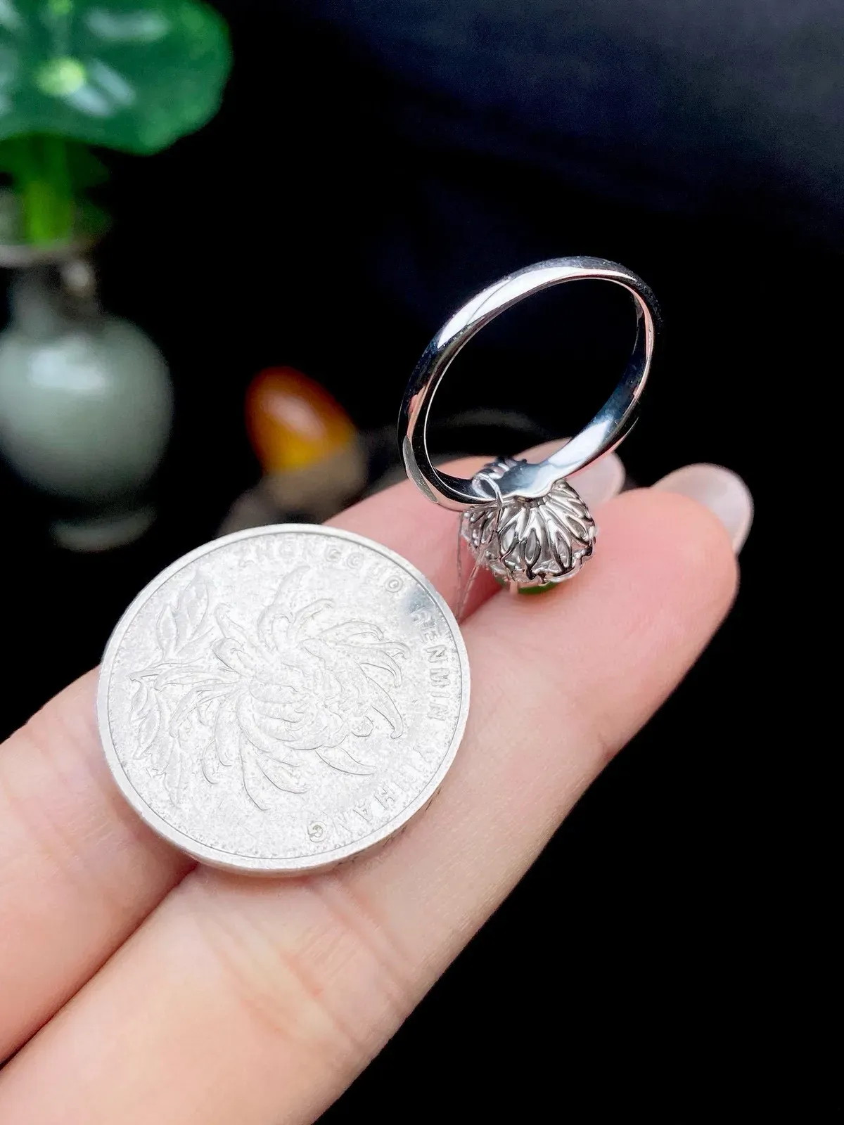 【冰种满绿葫芦戒指】质地细腻，冰润起光，胶感强烈，冰感明显，18K金钻精美镶嵌，裸石尺寸8.1*6.3*2.6毫米