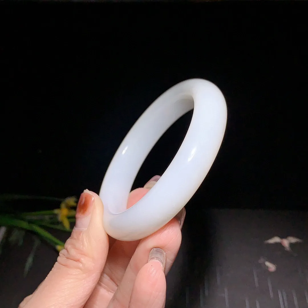 和田玉55圈口羊脂白手镯！玉质细腻油润 底色纯净 无裂无黑 脂粉好，品质好！