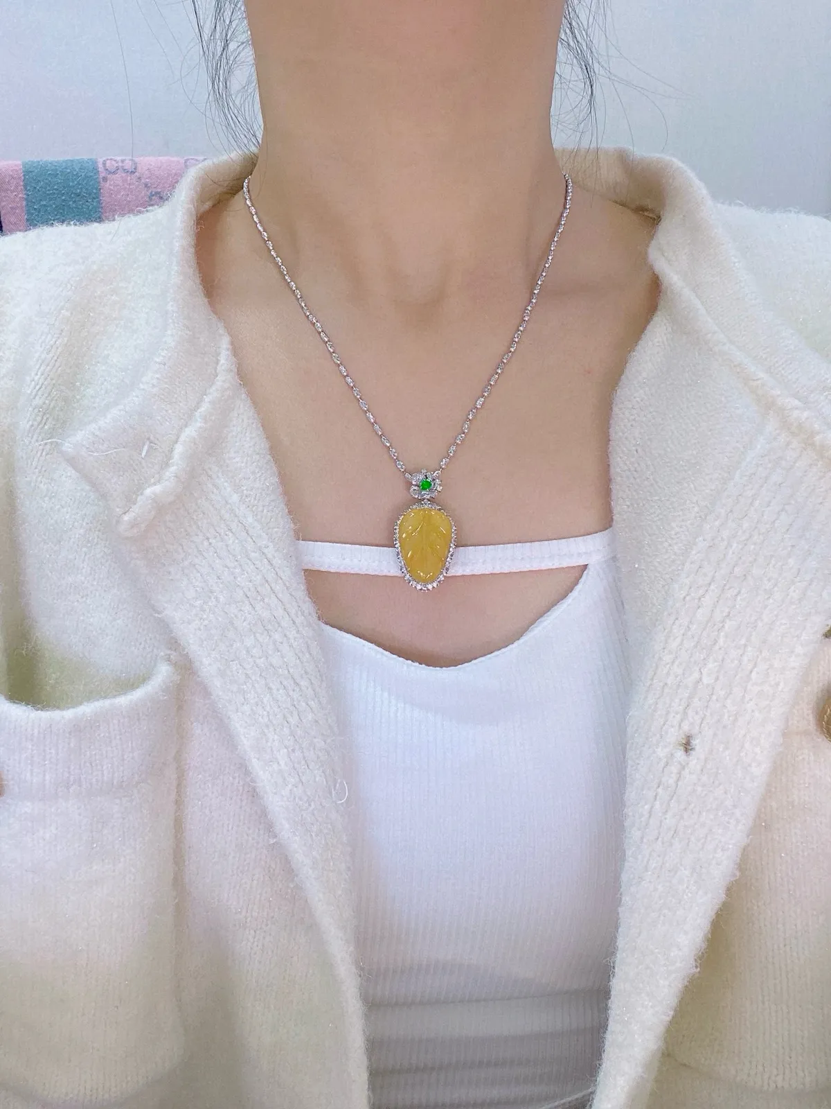 【冰种黄翡叶子】金枝玉叶，质地细腻，冰润透亮，光泽出众，18k金钻镶嵌，裸石尺寸23*15.3*3.7毫米