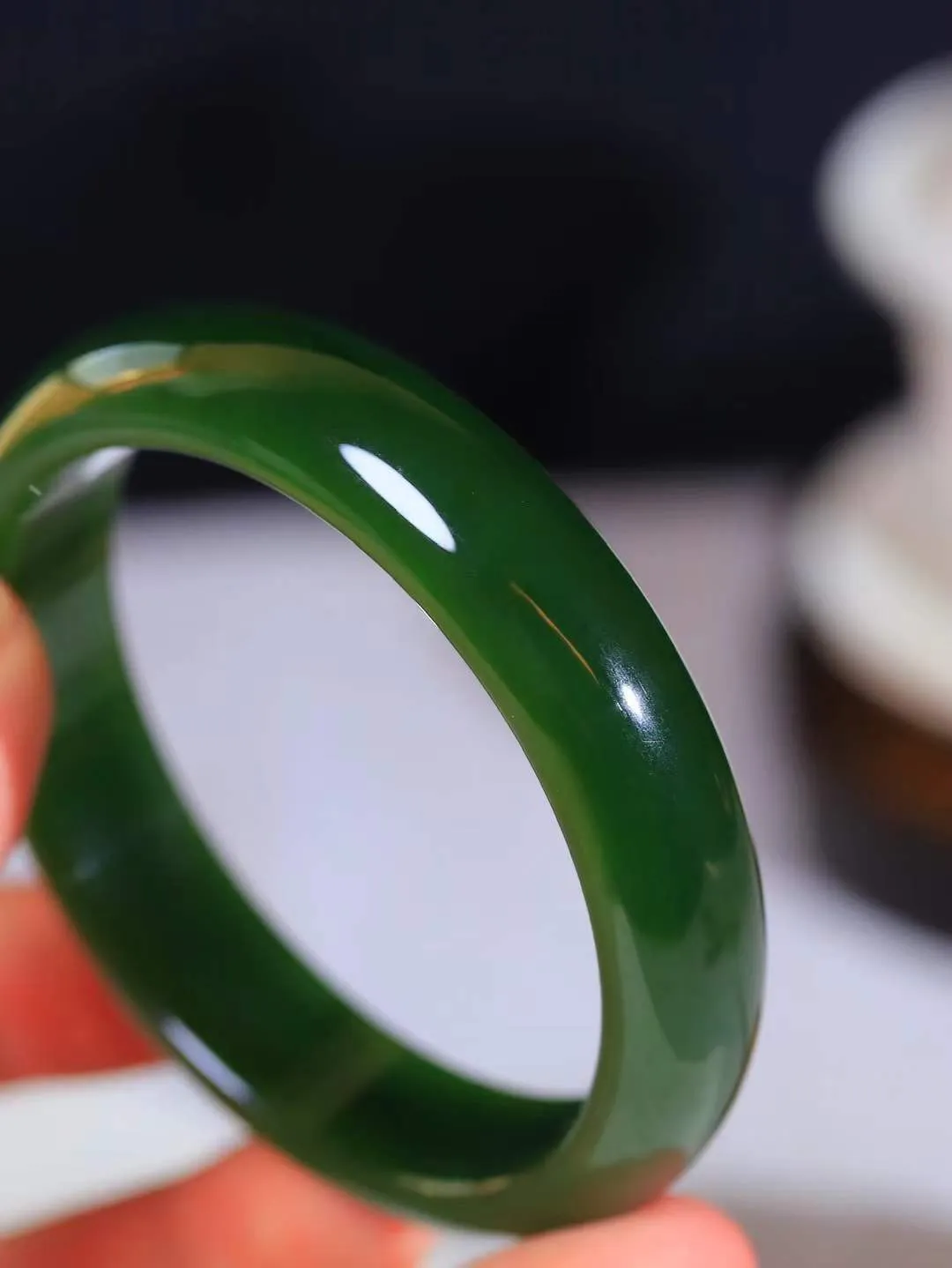 【碧波流转·手镯】

收藏级臻品️和田玉碧玉手镯，玉质细腻温润，手感舒适，️线条流畅，简约大气，美自天成，佩戴于腕间，婉约之美，举手投足间透出那份低调奢华，醉人心扉。
重57.2克 内径圈口60mm尺寸14.3-7.9mm  FDA-13120608