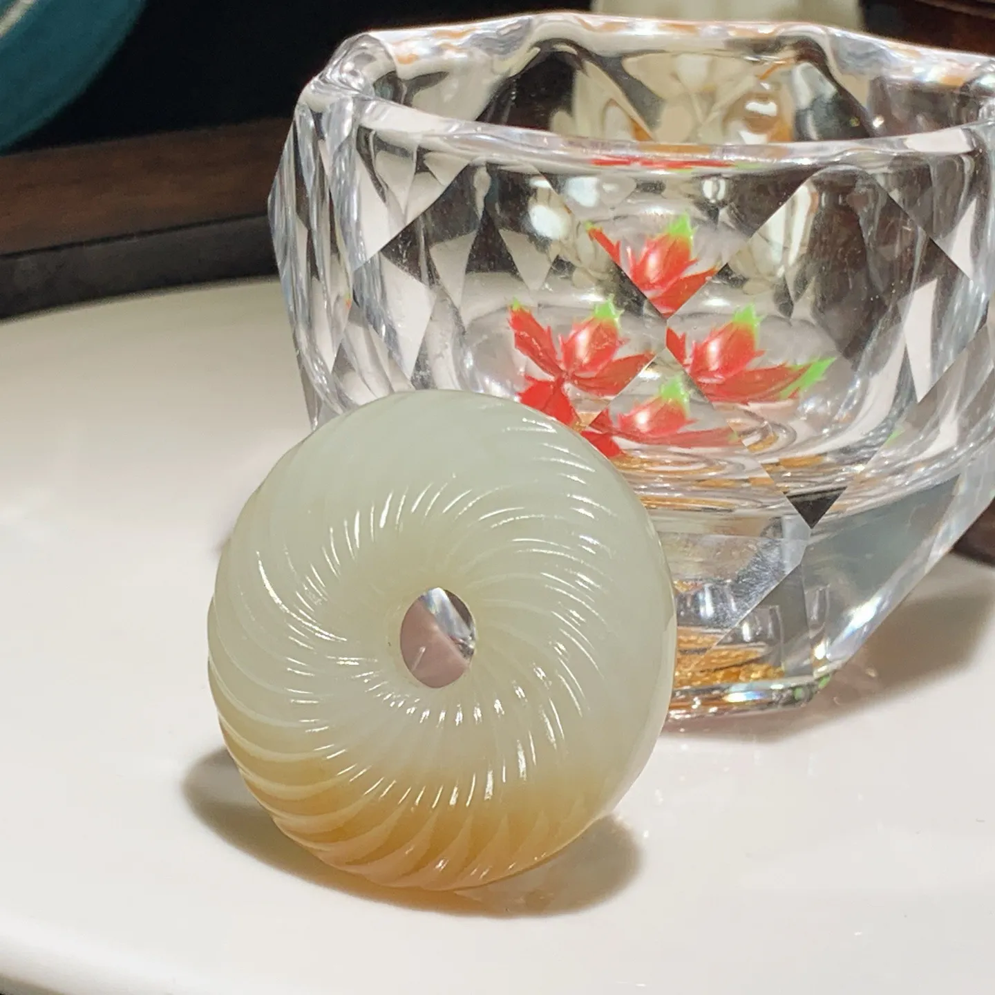 新疆和田玉且末糖绞丝纹平安扣挂件。尺寸35/10重20克。玉质细腻油润。手推出油。佩戴高端典雅。lt