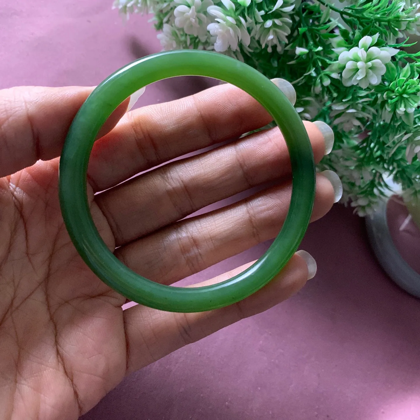 59圈口和田玉碧玉阳绿色宽条手镯【挽间柔情】，碧玉美人条手镯，镯型古朴典雅。在诗情画意的雨巷相遇，你是我腕间的一抹风情，有你眸有深情.清风荡漾湖间静水，我愿俯身低眉，在烟波涟漪处寻你