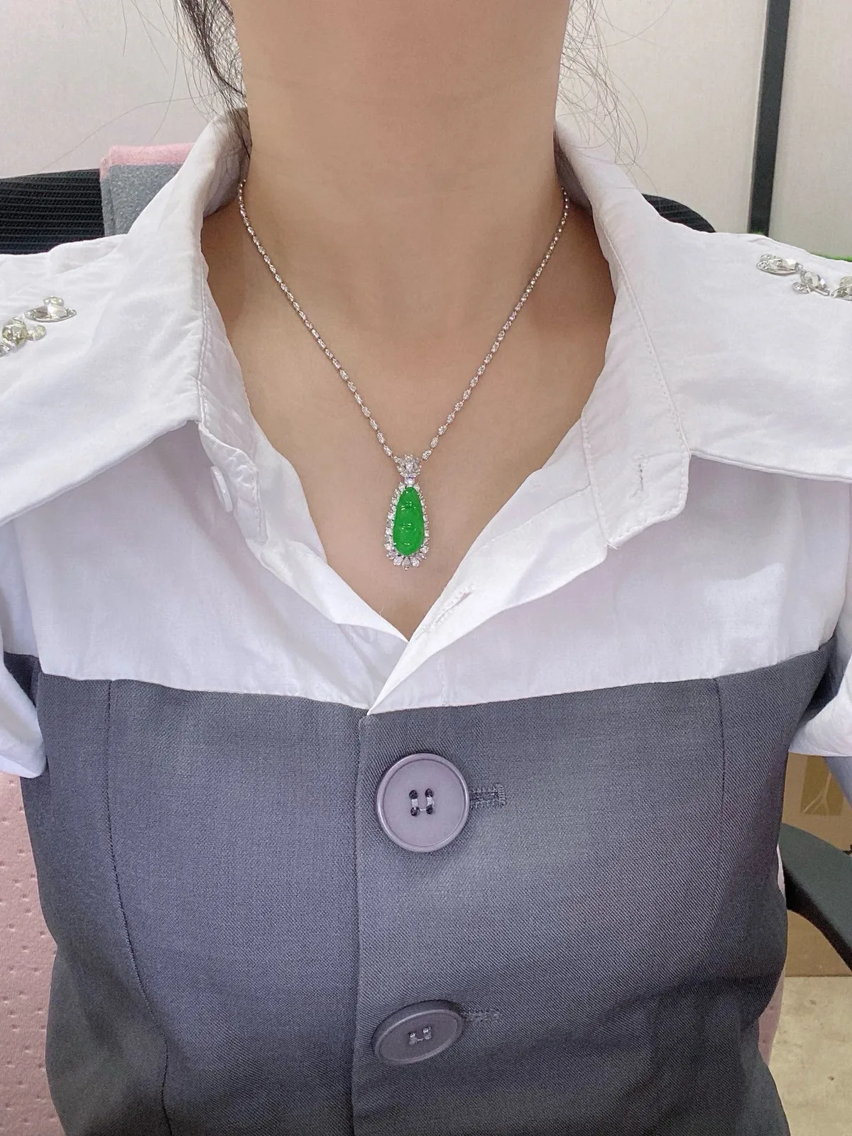 【冰种满绿福豆吊坠】种地上乘，冰感十足，通透起光，饱满圆润，18k金钻镶嵌，裸石尺寸20.1*9*3.6毫米。