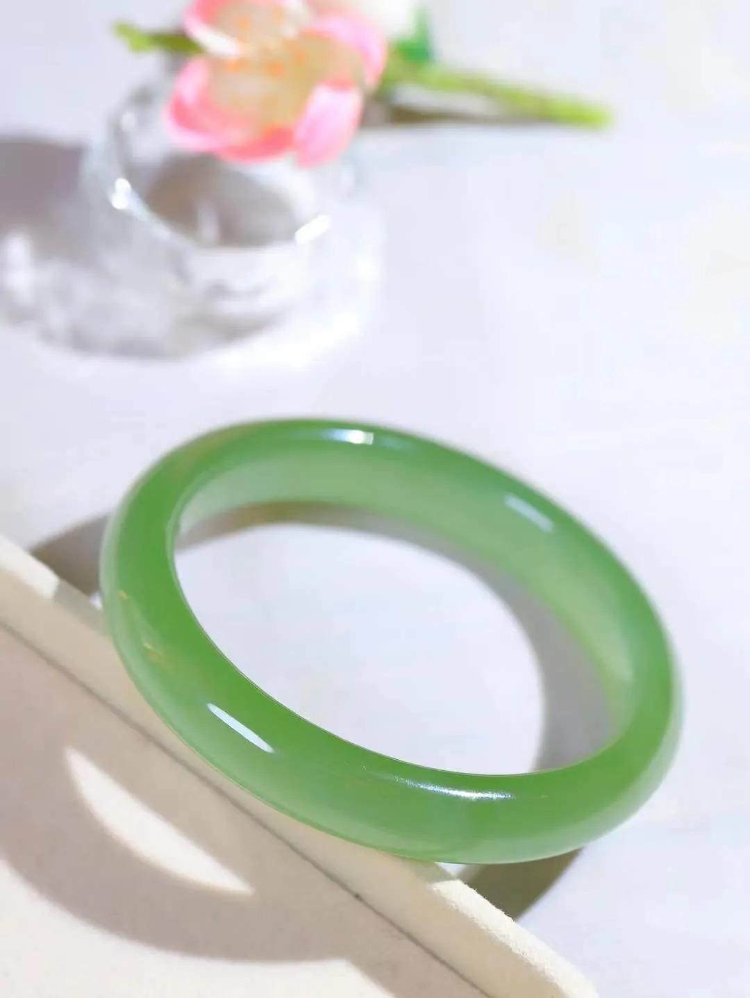 【碧波流转·手镯】

收藏传家级臻品️和田玉碧玉猫眼手镯，玉质细腻温润，手感舒适，️线条流畅，简约大气，美自天成，佩戴于腕间，婉约之美，举手投足间透出那份低调奢华，醉人心扉。
重55克 内径圈口60.5mm尺寸12-8.8mm  FDA-13120608