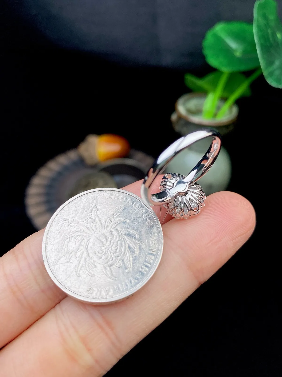 【冰种满绿葫芦戒指】质地细腻，冰润起光，胶感强烈，冰感明显，18K金钻精美镶嵌，裸石尺寸8.7*6.7*3.6毫米