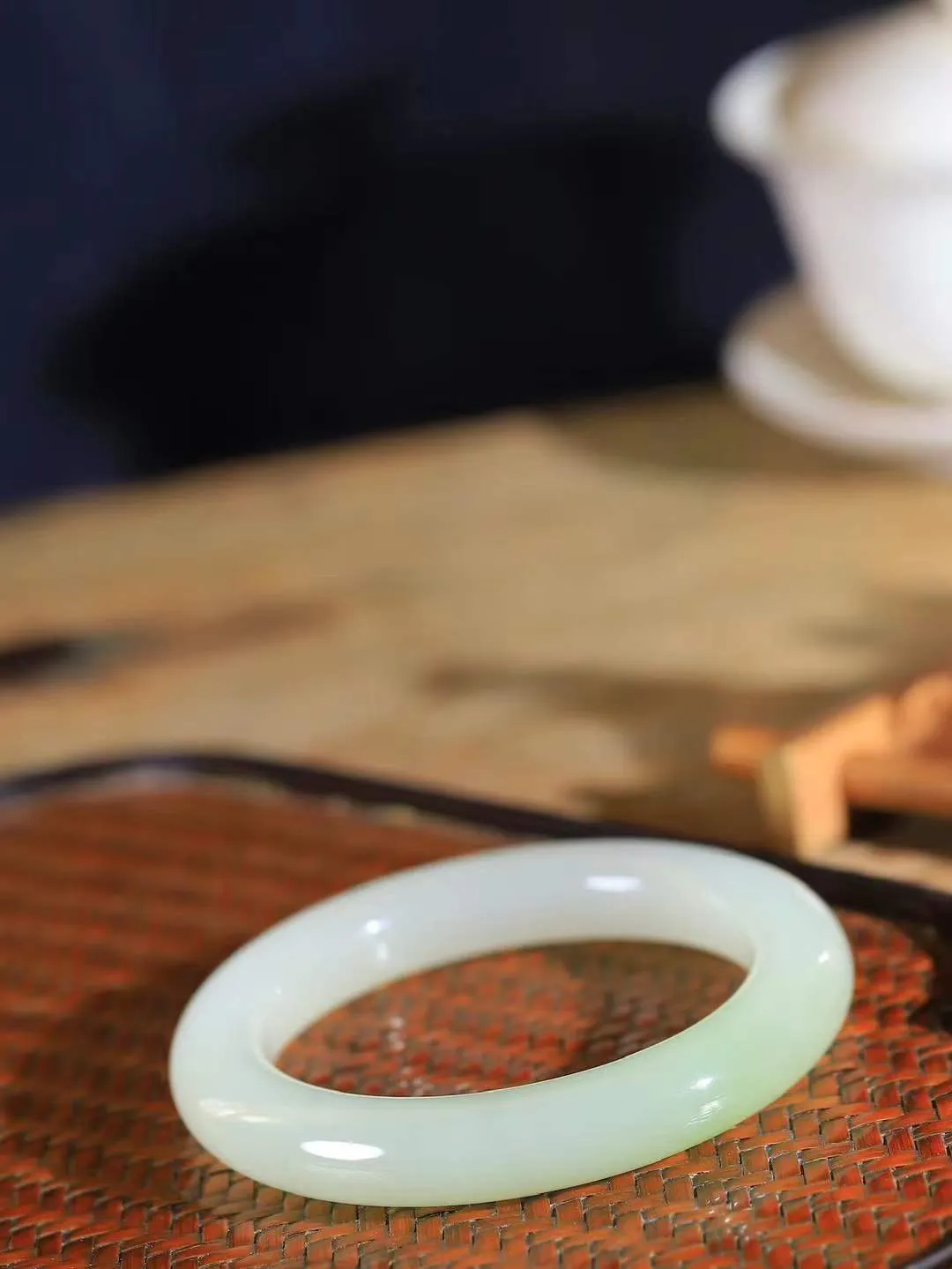 【翠色怡人.手镯】

收藏级臻品和田玉翠青手镯，精品超级美镯，玉质细腻饱满，️温润脂香，仙雾缥缈，怡静如画，意蕴十足～，戴于腕间，神秘与高贵并存，给人以出尘的风雅，优美脱俗，气质非凡。重67.2克 内径56.5mm尺寸11.5-11mm191152900A