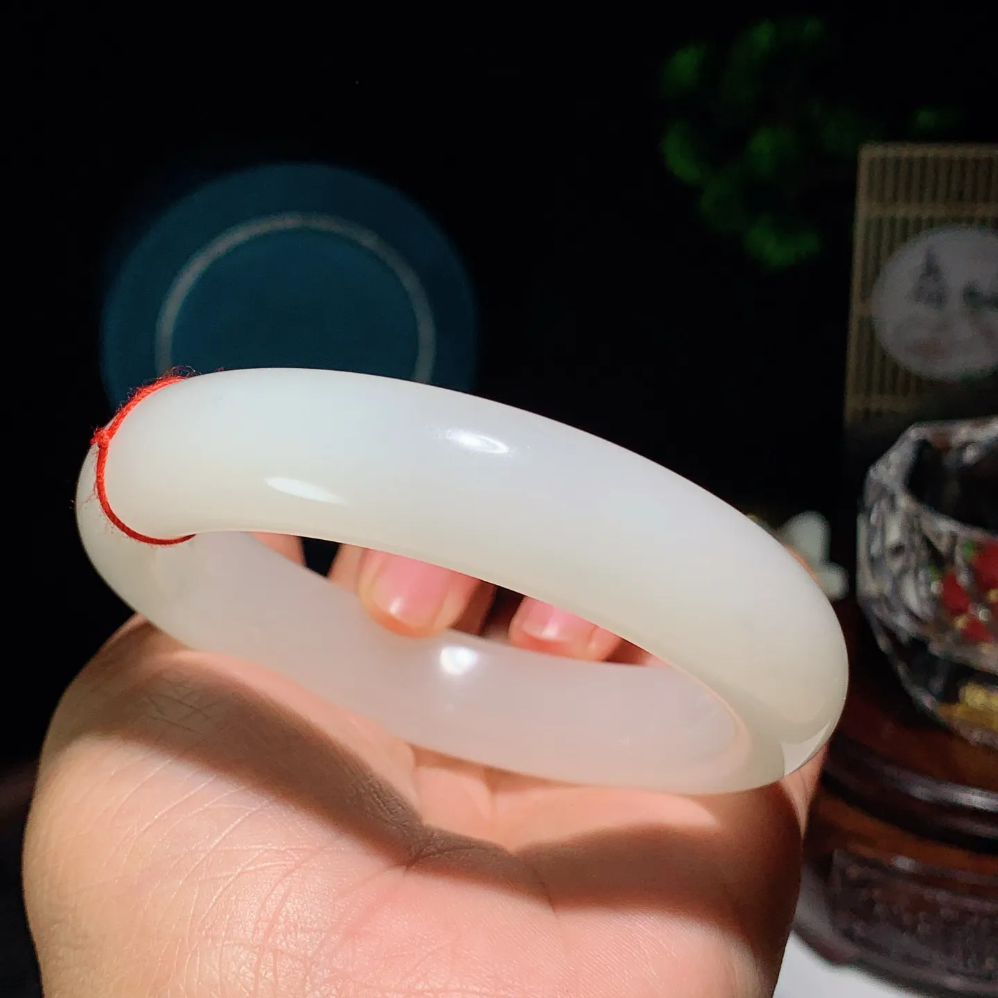 60圈口 和田玉白玉高冰羊脂白手镯。圈口60条宽15厚11重86克。玉质细腻油润。手推出油。佩戴高端典雅。lt251207