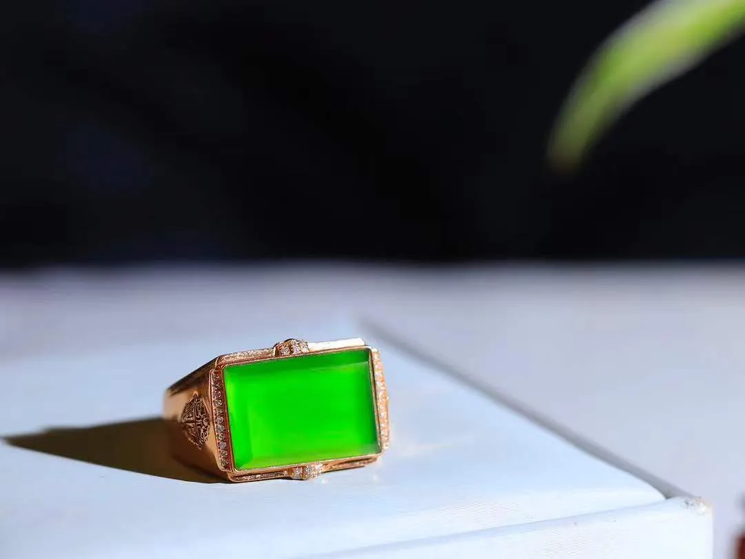 【金镶玉.戒指】

精品和田玉碧玉18k金戒指 玉质细腻温润 油性十足 ，不论时光如何流转变化，这枚