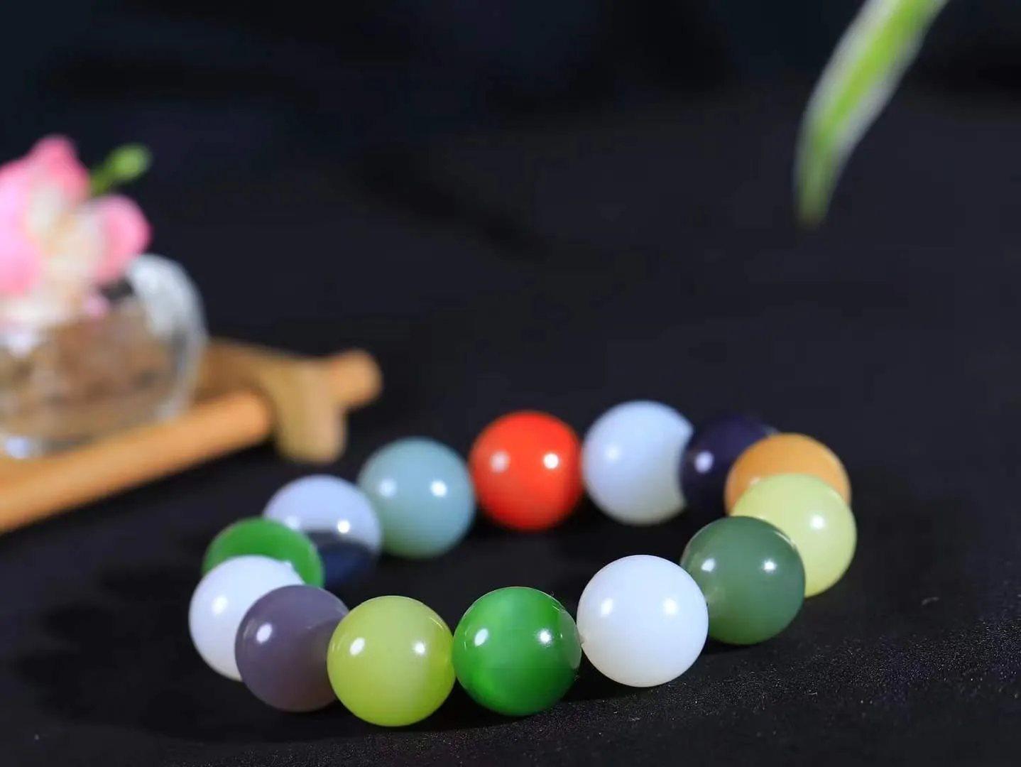 【多宝手串】

精选和田玉多宝手串，每一颗玉石都凝聚自然的灵气与岁月的沉淀，寓意福禄寿喜，守护您的平安与幸福。佩戴它，感受千年玉文化的温润与优雅。重91克  尺寸取一16.2mm  56120739A