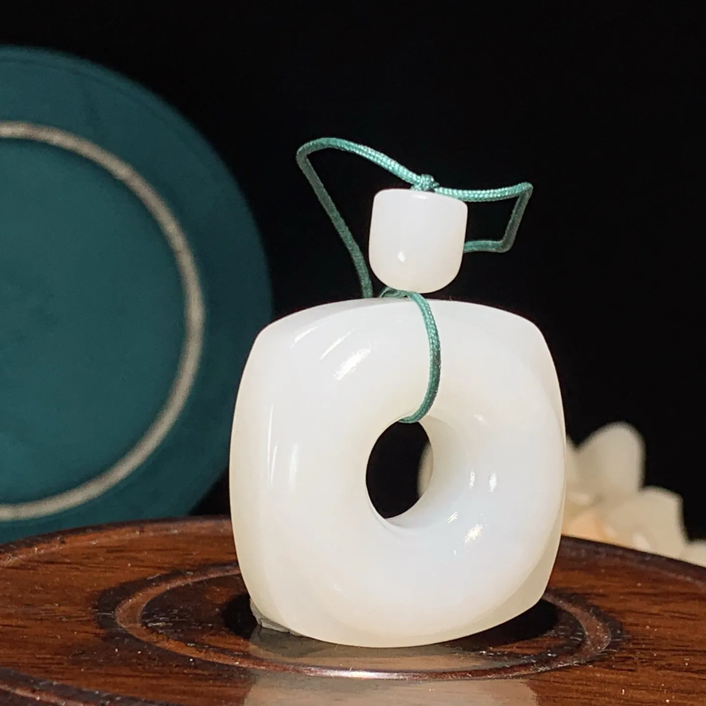 和田玉白玉羊脂白四方平安扣玉棕挂件。尺寸31/31/14重26.7克。玉质细腻油润。手推出油。佩戴高端典雅。lt251207