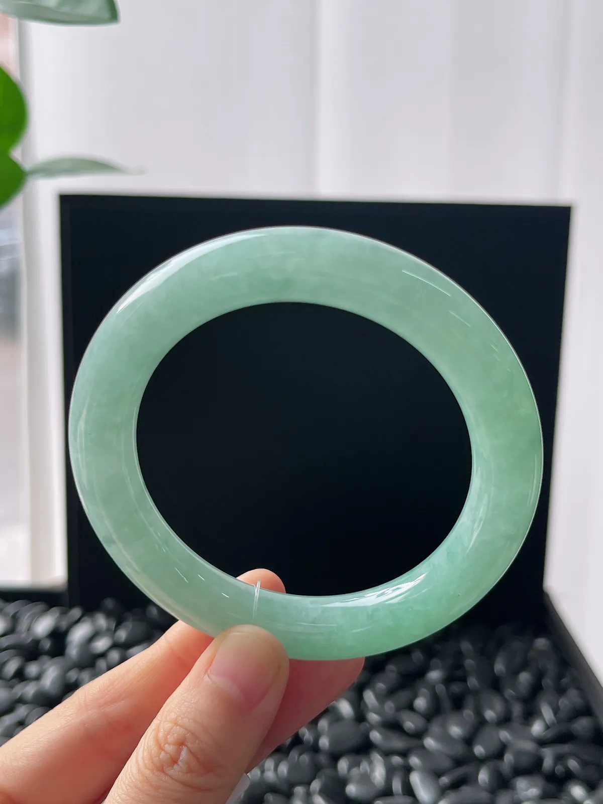 圆镯56圈口，翡翠糯化种淡绿色手镯