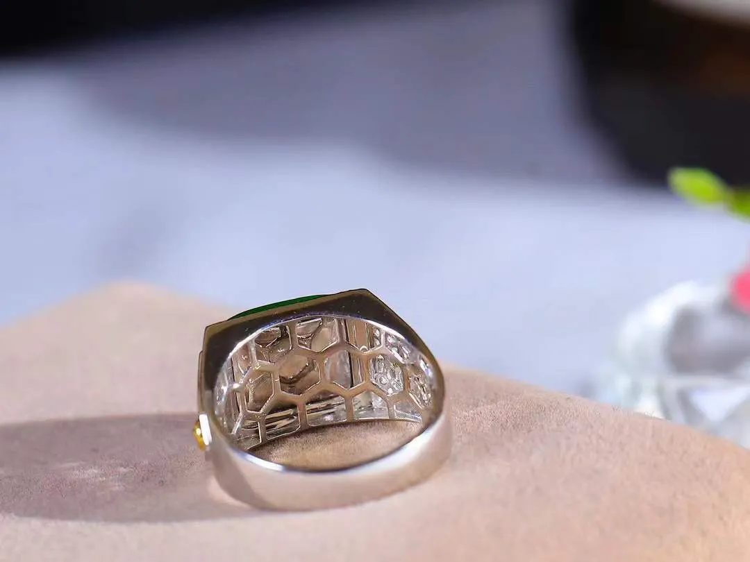 【金镶玉.戒指】

精品和田玉碧玉18k金戒指 玉质细腻温润 油性十足 ，不论时光如何流转变化，这枚戒指始终闪耀着最初的光芒。精工镶嵌18K金 （保真金 可检测贵金属18K金） 重7.5克 尺寸19.2-11.9-9.8mm 23120736A