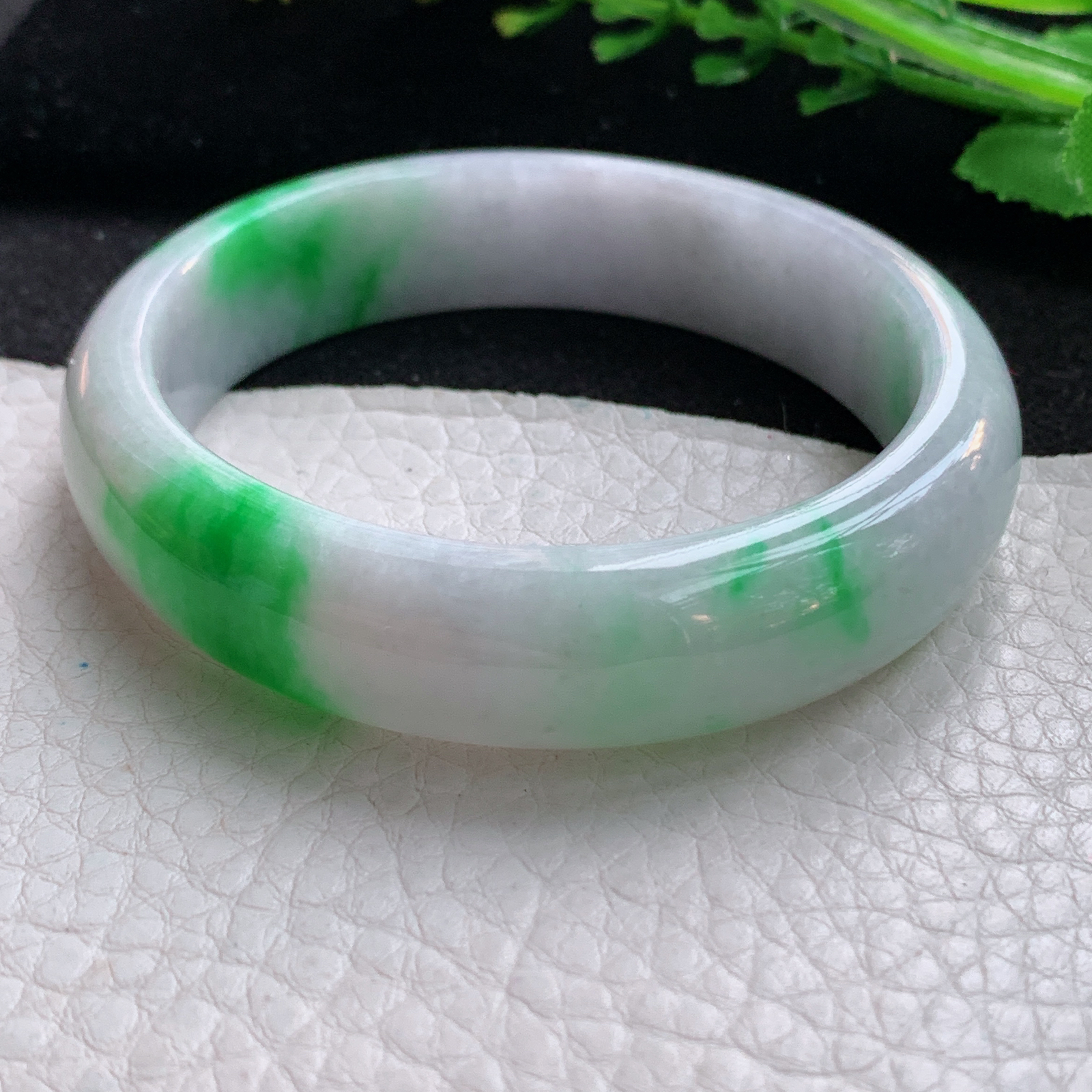 js自然光55*51*13.5*7.2贵妃镯 翡翠a货玉手镯飘阳绿蛋形宽边玉手环