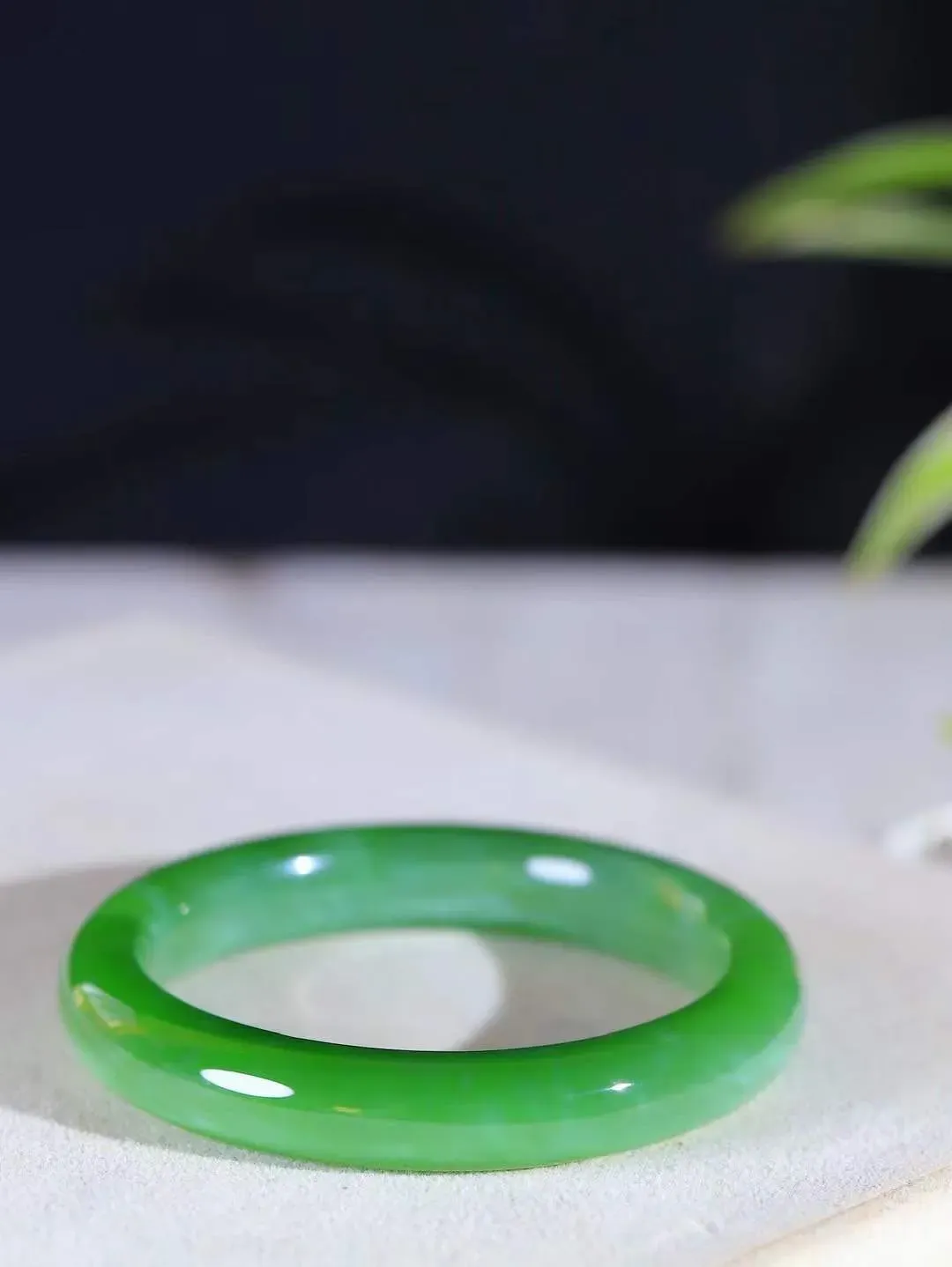 【碧色荡漾·手镯】

典藏级臻品和田玉碧玉猫眼手镯，玉质细腻温润，手感舒适，️线条流畅，简约