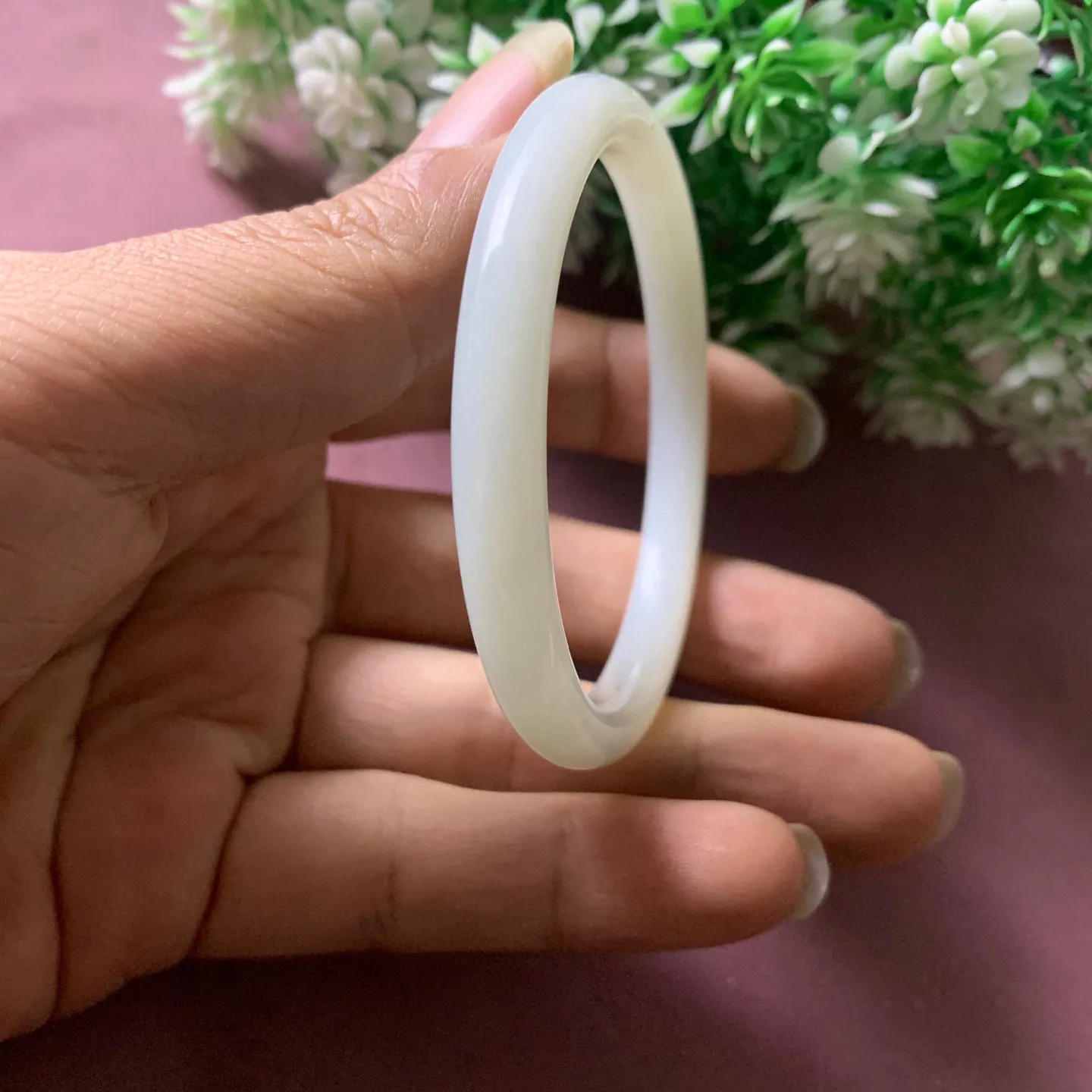 和田玉54圈口羊脂白手镯，玉质细腻油润 底色纯净脂粉好，品质好。