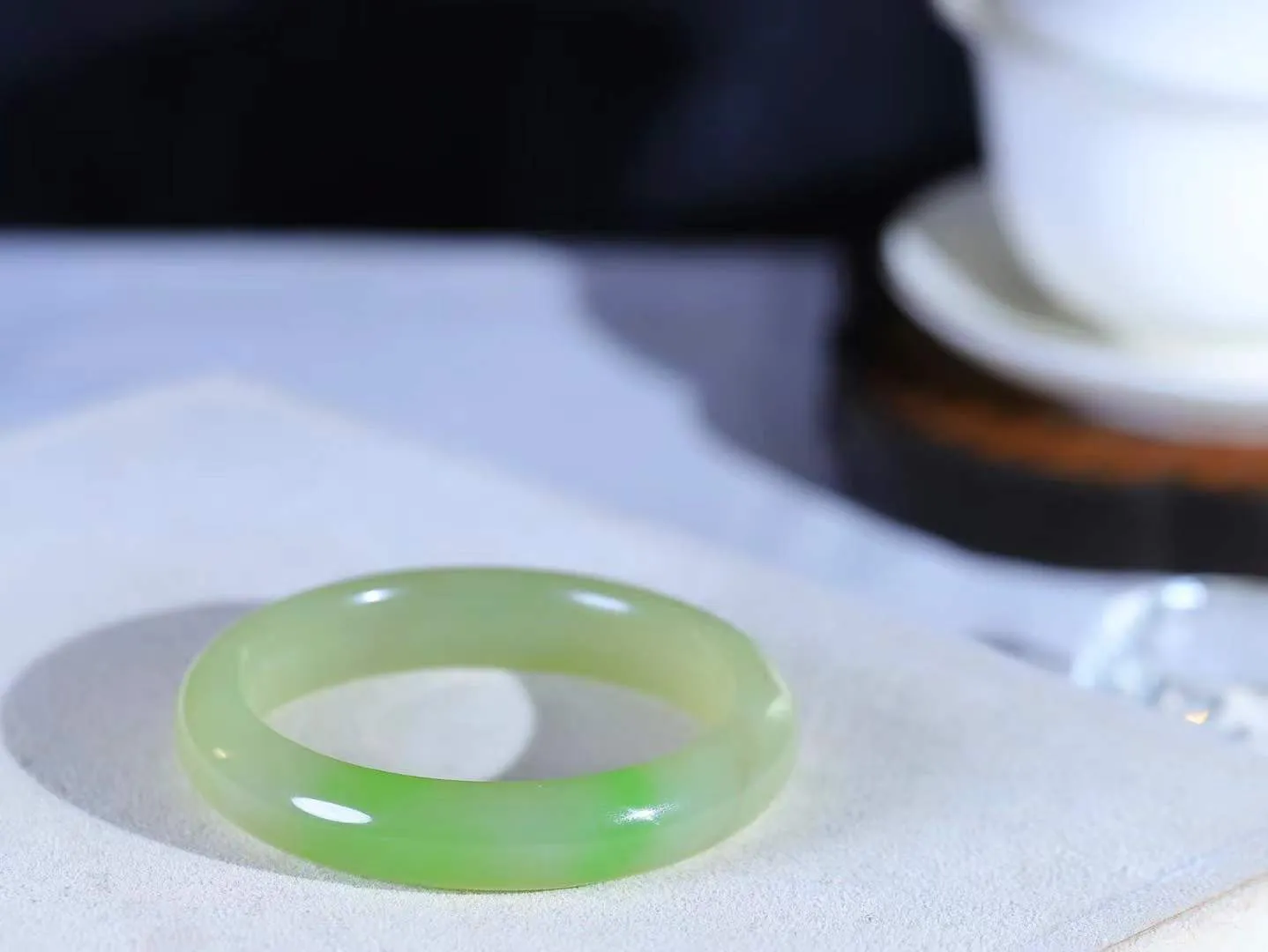 【翠色怡人.手镯】

精品和田玉翠青手镯，精品超级美镯，玉质细腻饱满，️温润脂香，仙雾缥缈，怡静如画，意蕴十足～，戴于腕间，神秘与高贵并存，给人以出尘的风雅，优美脱俗，气质非凡。重43克 内径51mm尺寸11.8-8.4mm FDL-19120749