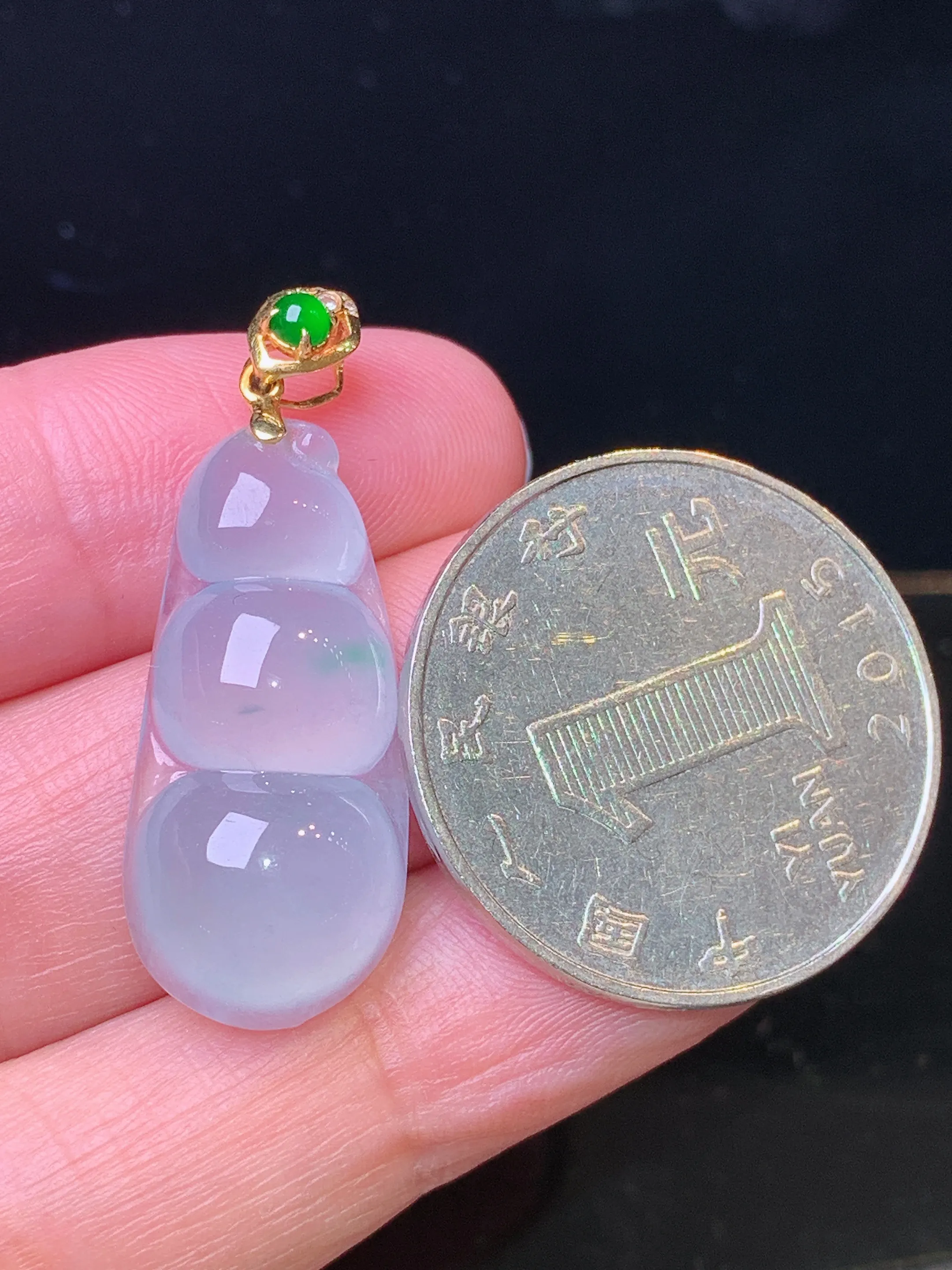 18k金镶嵌冰种四季豆吊坠 玉质细腻 水润亮眼 色泽艳丽 整体尺寸33.8*12*6.2