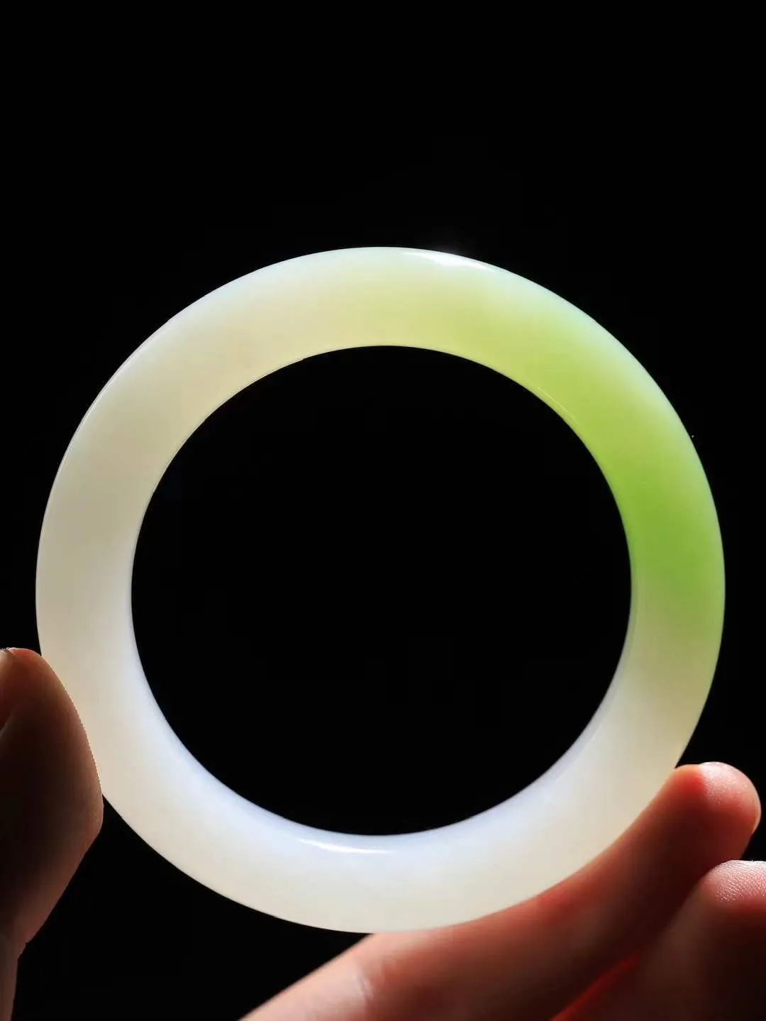 【翠色怡人.手镯】

让开让开[吃瓜]重器来了～️️
好久没见过这么白底色的翠青手镯[吃瓜]
同料所出，翠白分明，翠色青翠鲜艳，白肉干净纯正。收藏传家臻品。重61.8克  尺寸54.5-12-10.2mm  FDT-45120776