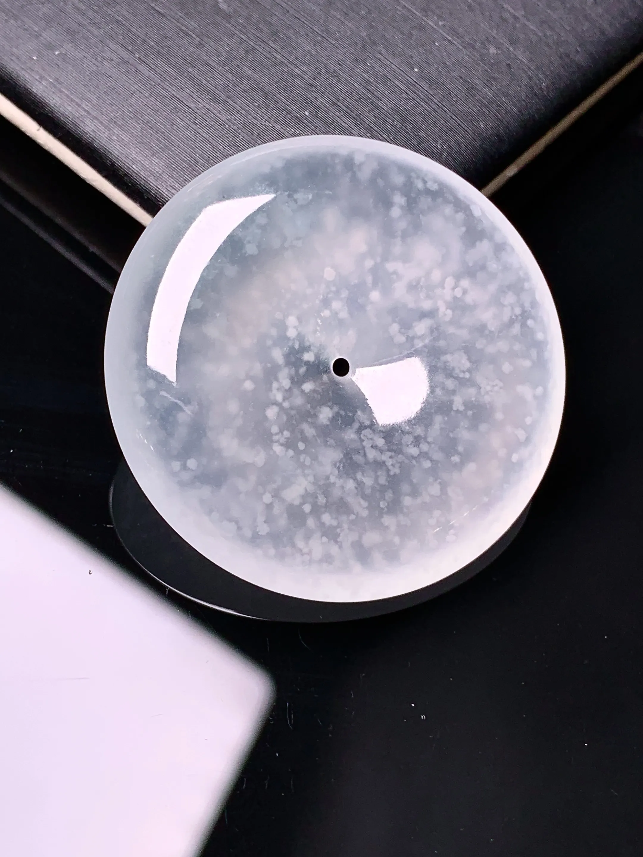 冰种木那料雪花棉平安扣吊坠 玉质细腻 水润亮眼 色泽艳丽 整体尺寸30.3*5.8