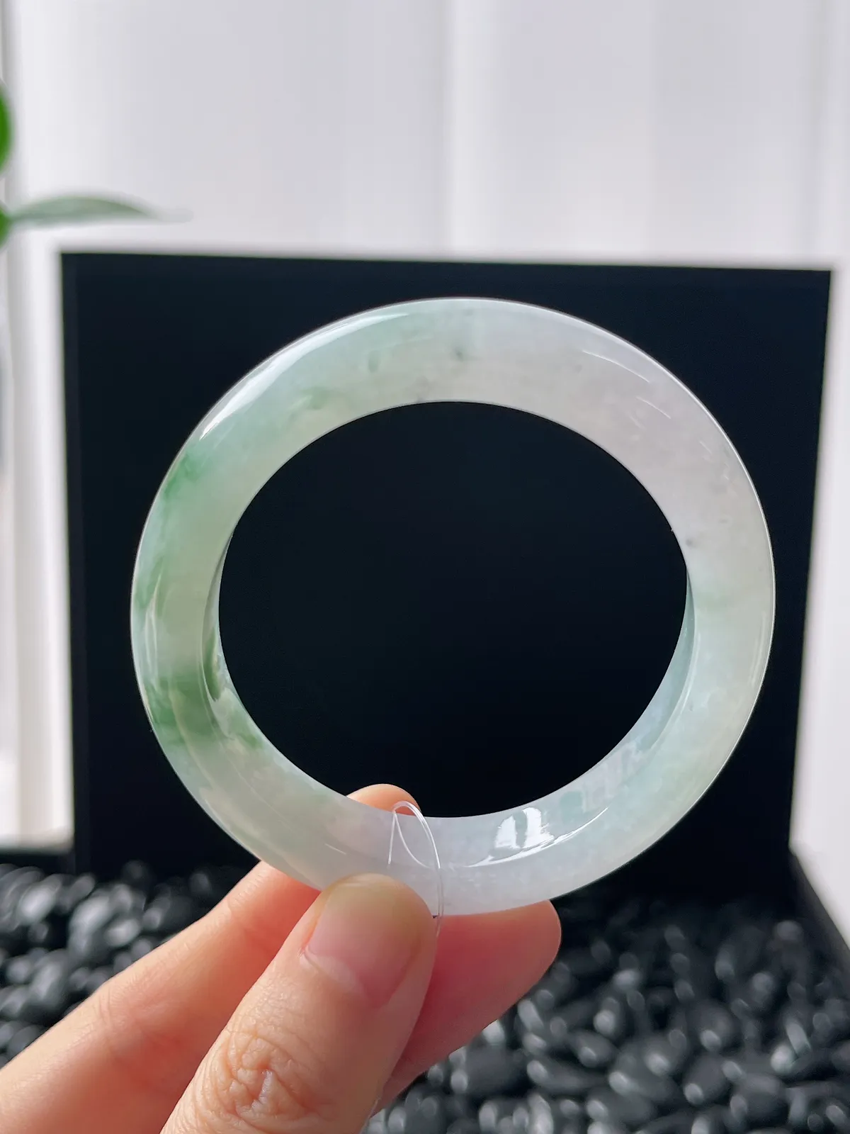 贵妃镯52.5圈口，翡翠冰糯种飘绿手镯