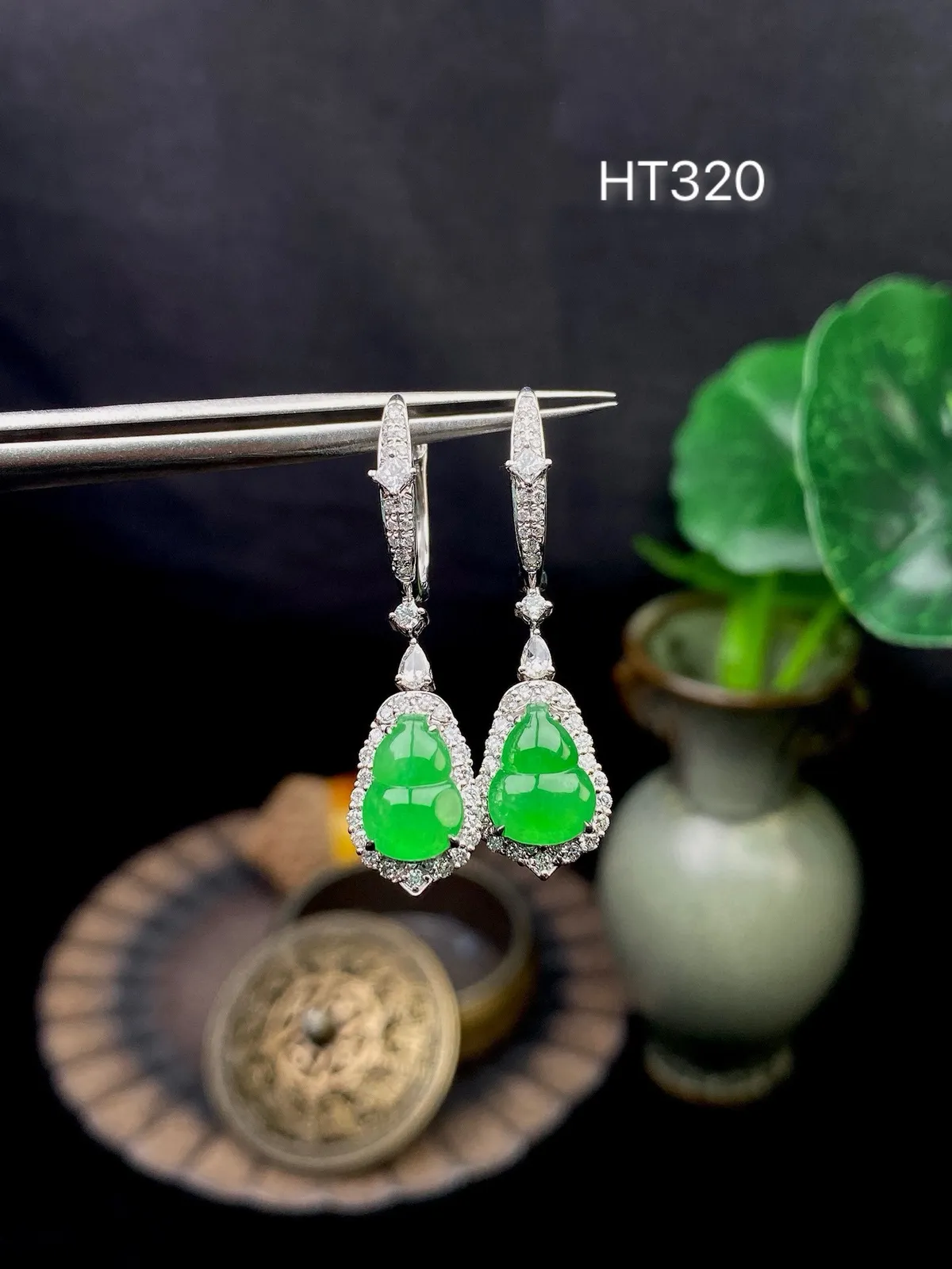 【冰种满绿葫芦耳坠】质地细润，色泽很满，18K金钻镶嵌，裸石尺寸8.3*6.3*3毫米