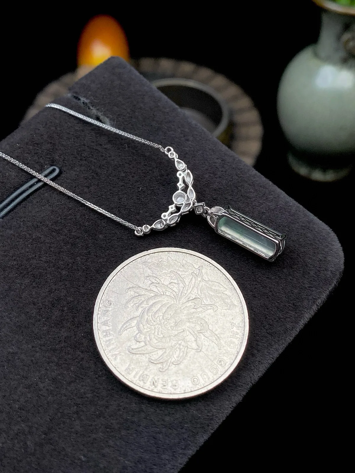 【冰种无事柱】精品，种水上乘，通透闪亮，晶莹剔透。18K金钻镶嵌，裸石尺寸12.2*4.6*3.2毫米