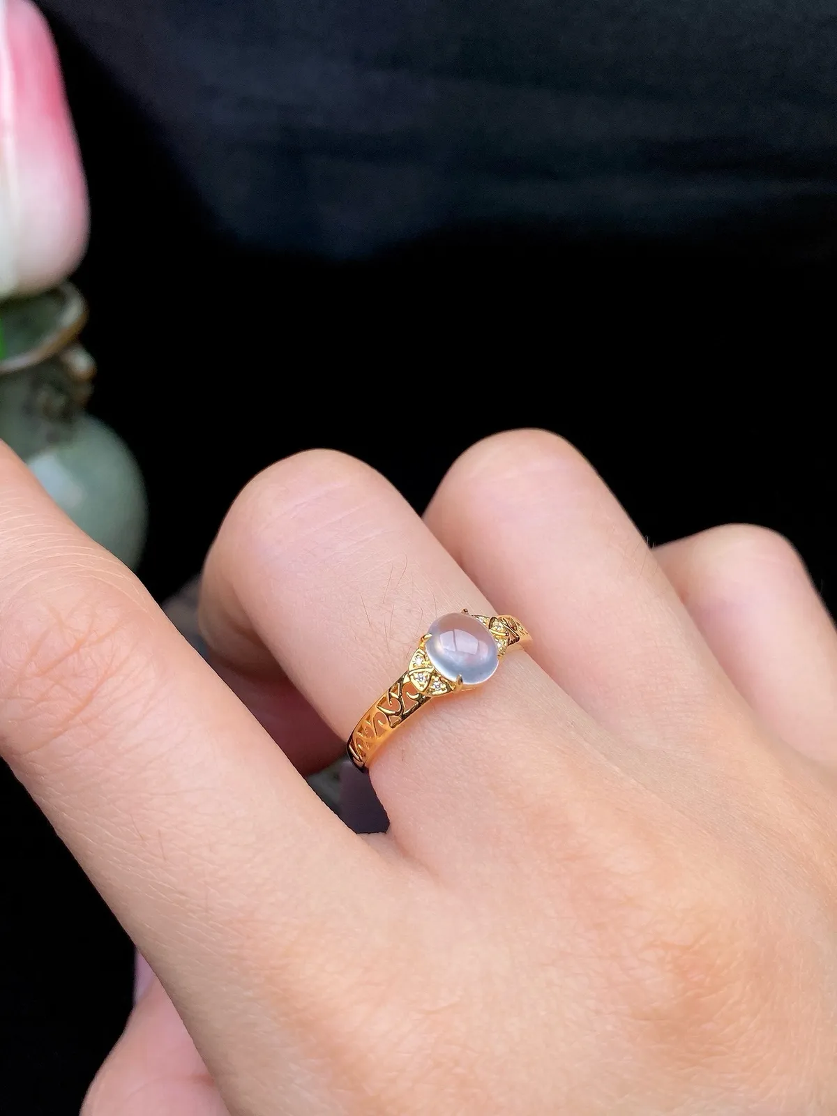 【冰种蛋面戒指】质地细腻，饱满度很好，晶莹剔透，18k金钻镶嵌，裸石尺寸6.3*5.5*2.8毫米