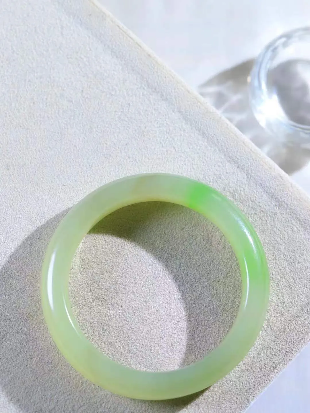 【翠色怡人.手镯】

精品和田玉翠青手镯，精品超级美镯，玉质细腻饱满，️温润脂香，仙雾缥缈，怡静如画，意蕴十足～，戴于腕间，神秘与高贵并存，给人以出尘的风雅，优美脱俗，气质非凡。重43克 内径51mm尺寸11.8-8.4mm FDL-19120749