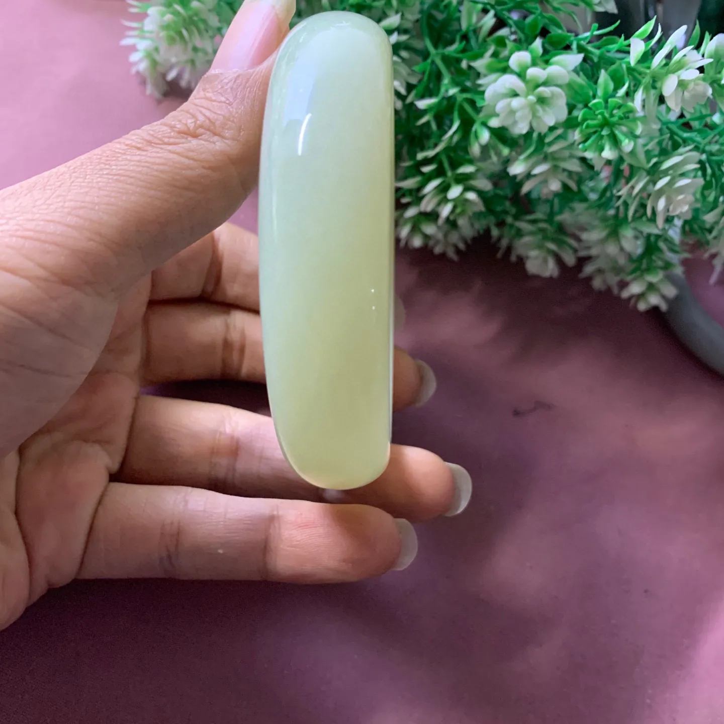 62.6圈口和田玉黄口料手镯【挽间柔情】，碧玉美人条手镯，镯型古朴典雅。在诗情画意的雨巷相遇，你是我腕间的一抹风情，有你眸有深情.清风荡漾湖间静水，我愿俯身低眉，在烟波涟漪处寻你