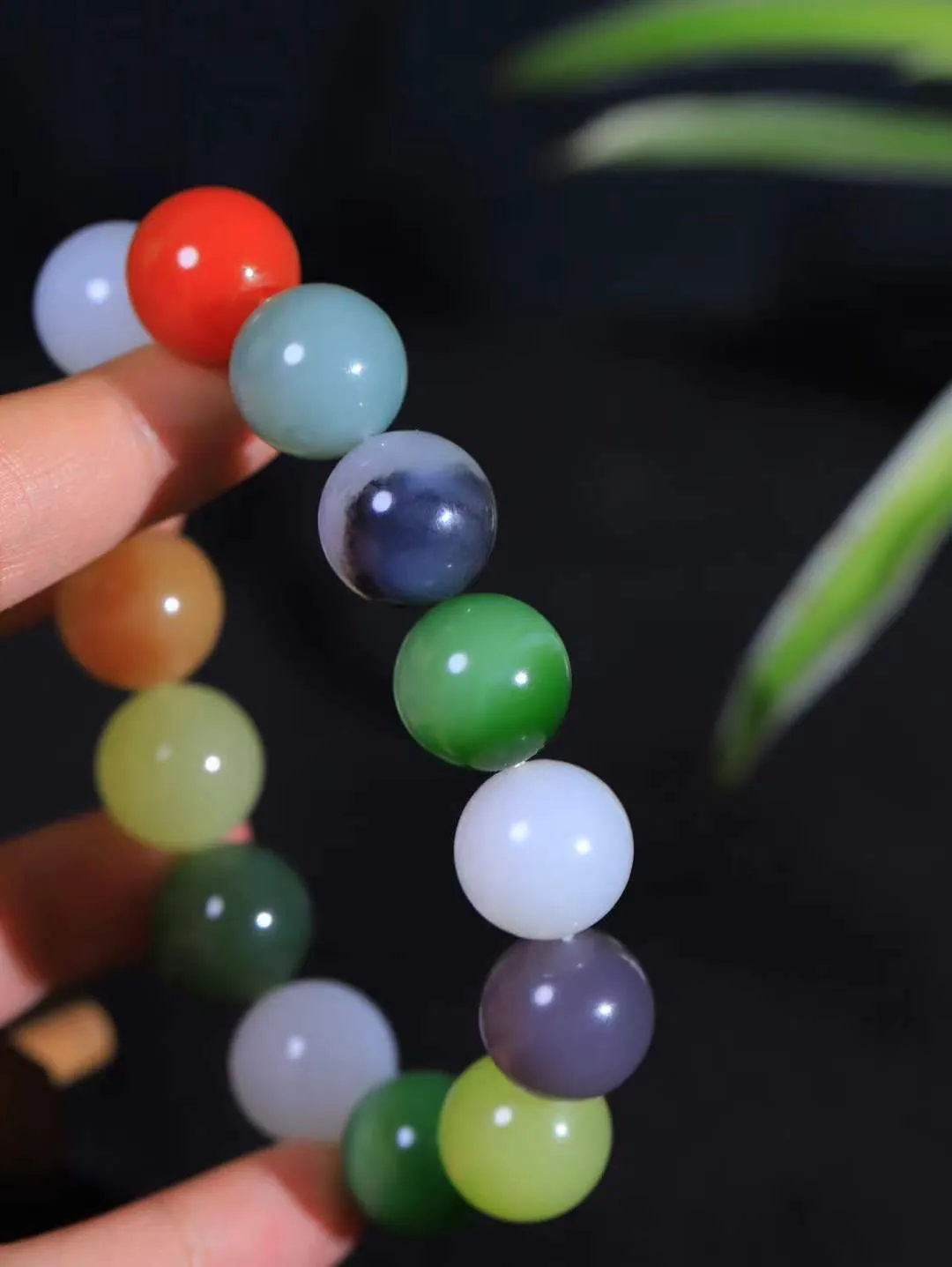 【多宝手串】

精选和田玉多宝手串，每一颗玉石都凝聚自然的灵气与岁月的沉淀，寓意福禄寿喜，守护您的平安与幸福。佩戴它，感受千年玉文化的温润与优雅。重91克  尺寸取一16.2mm  56120739A