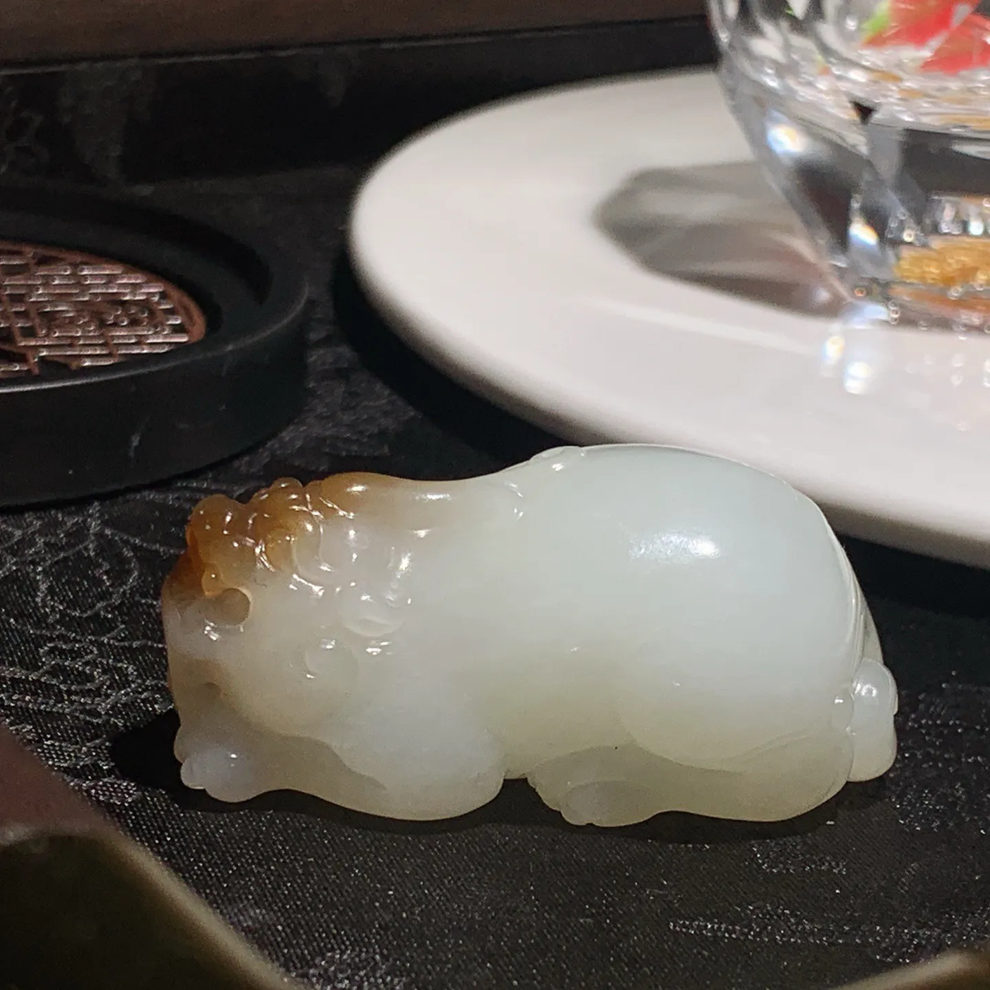 新疆且末糖招财进宝貔貅挂件。尺寸50/29/22重51克。玉质细腻油润。手推出油。佩戴高端典雅。lt251206