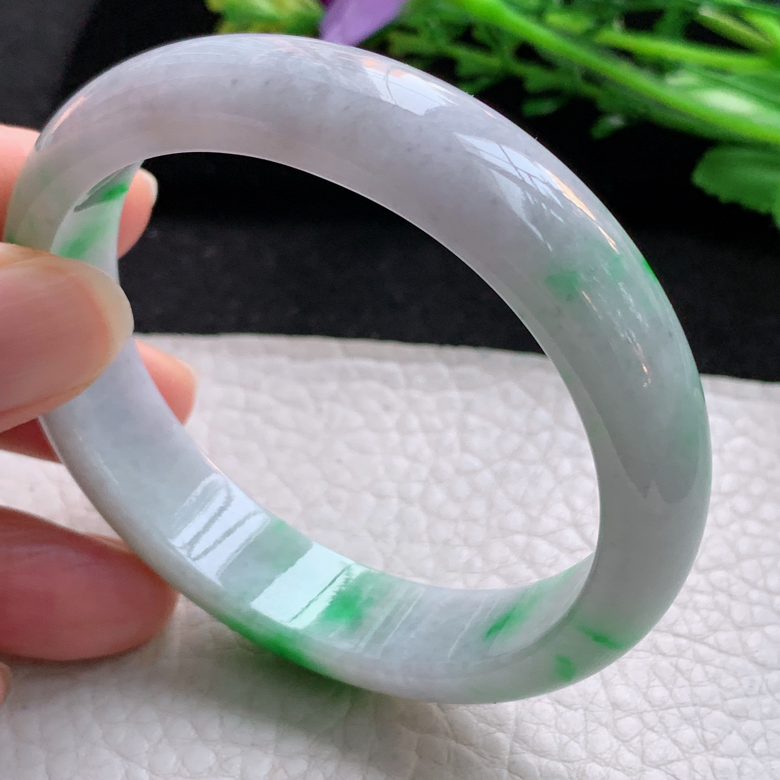 js自然光55*51*13.5*7.2贵妃镯 翡翠a货玉手镯飘阳绿蛋形宽边玉手环