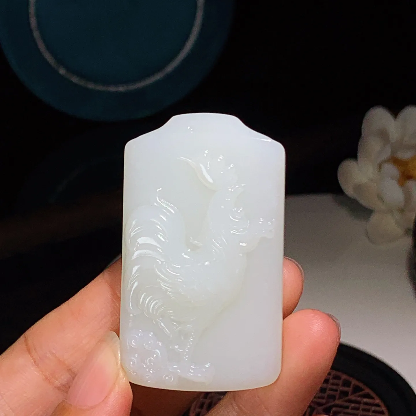 和田玉白玉官运亨通鸡牌子挂件。尺寸54/32/12重41.4克。玉质细腻油润。手推出油。佩戴高端典雅。lt251207