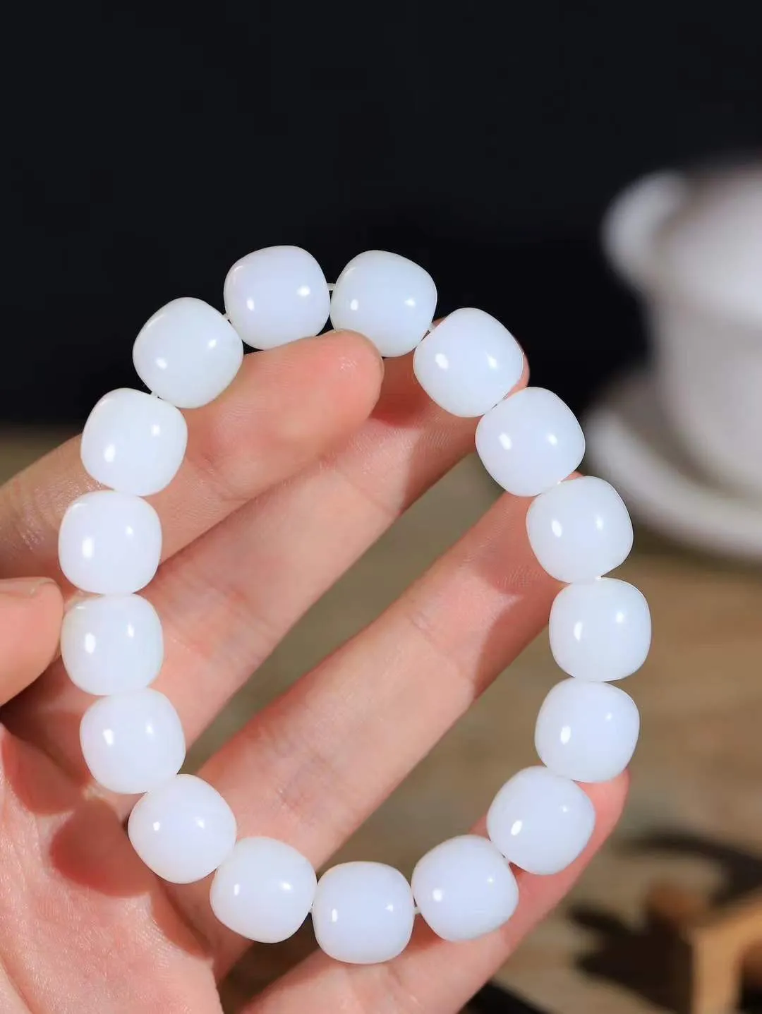 （老型珠.手串）

货头精选  和田玉白玉老型珠手串，玉质细腻油润 饱满光滑 质朴无华，悠远简单，人心境界远，百世修炼深，心灵常驻善意持，觉悟人生百世修  重59.2克    尺寸取一12.2-12.6mm    10120768T