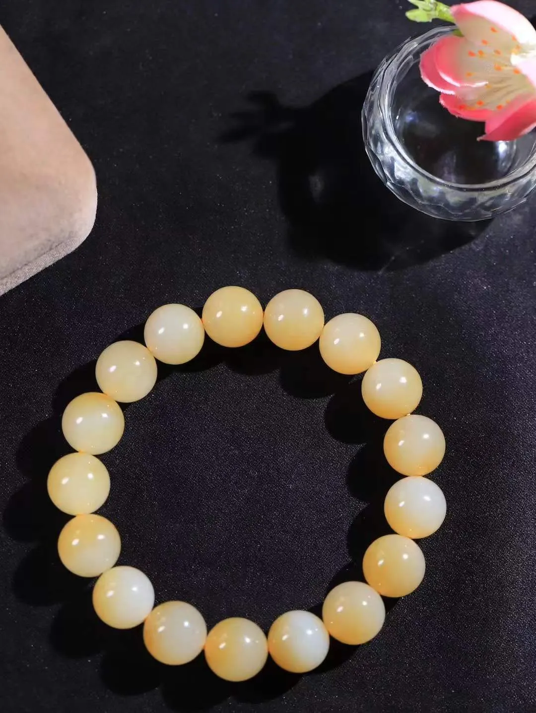 【珠圆玉润.手串】

精品和田玉糖白玉珠圆玉润手串 玉质温润细腻  整串打磨圆润，佩戴舒适。珠珠落玉盘，间关莺语花底滑，一生美好时光，无论身在何处，都有它相伴相守。事事顺遂，幸福美满，吉祥如意。重44.2克 尺寸取一11.8mm FDT-16125713