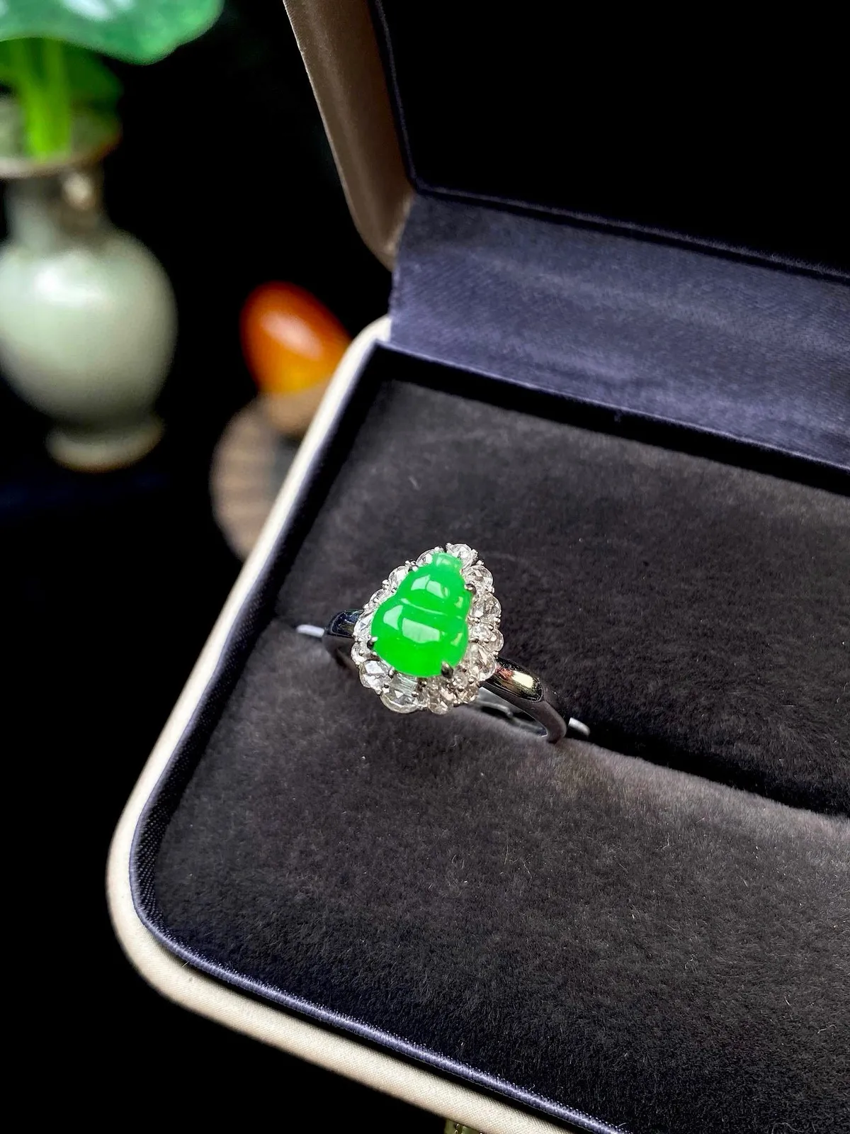 【冰种满绿葫芦戒指】质地细腻，冰润起光，胶感强烈，冰感明显，18K金钻精美镶嵌，裸石尺寸8.1*6.3*2.6毫米