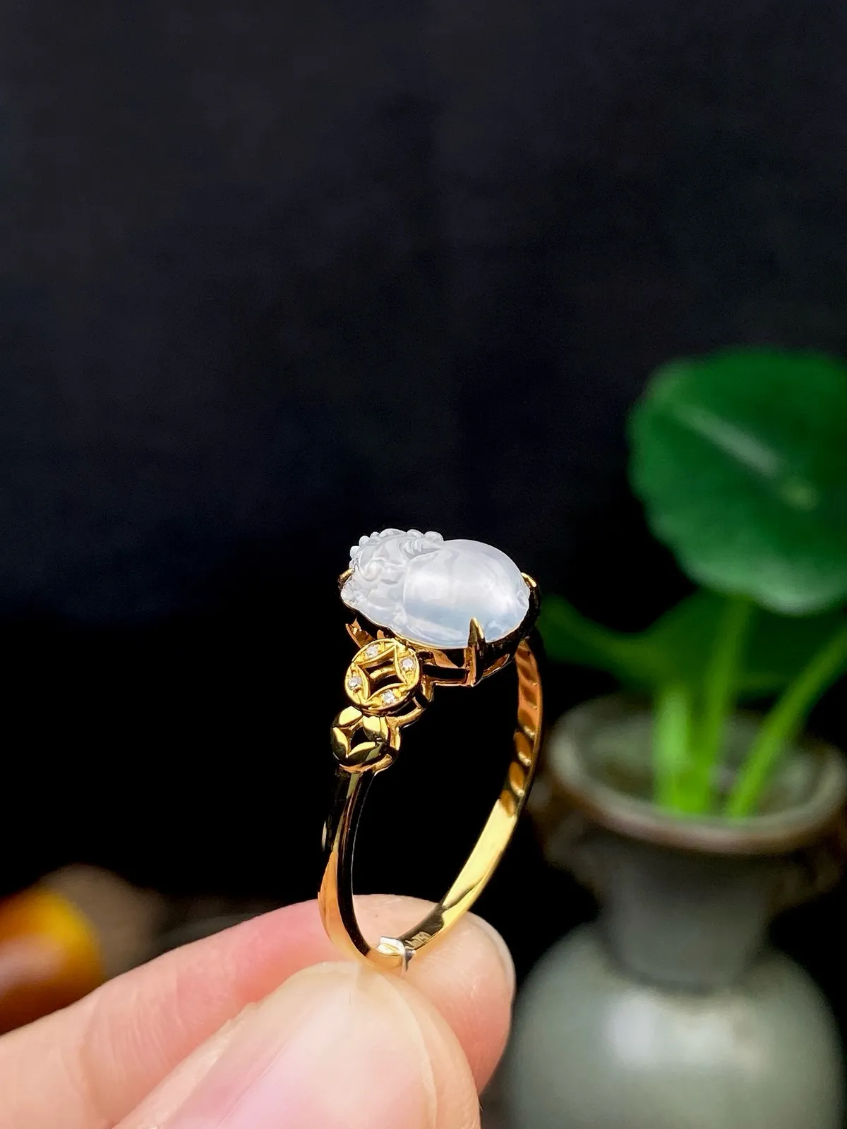 【冰种貔貅戒指】质地细腻，饱满度很好，晶莹剔透，18k金钻镶嵌，裸石尺寸8.6*6.8*3.7毫米