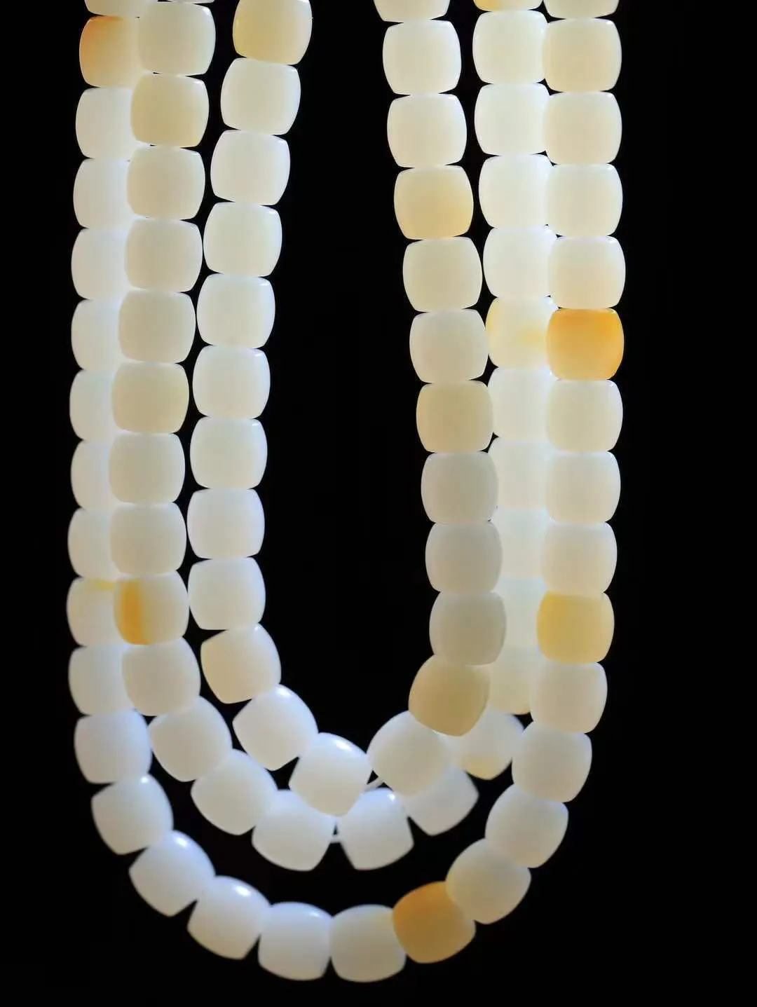 【链.108】

收藏级臻品️和田玉糖白玉直切珠108挂链 玉质温润细腻 油性十足 佩戴舒适。珠珠落玉盘，间关莺语花底滑，一生美好时光，无论身在何处，都有它相伴相守。事事顺遂，幸福美满，吉祥如意。重135克 尺寸取一8.2-8.9mm FDT-78124793