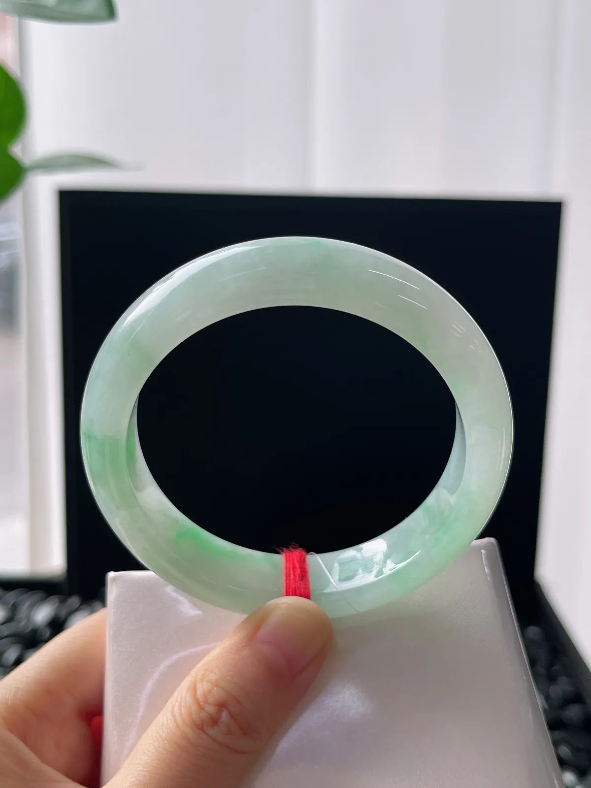 正圈55圈口，翡翠冰糯种淡绿色手镯