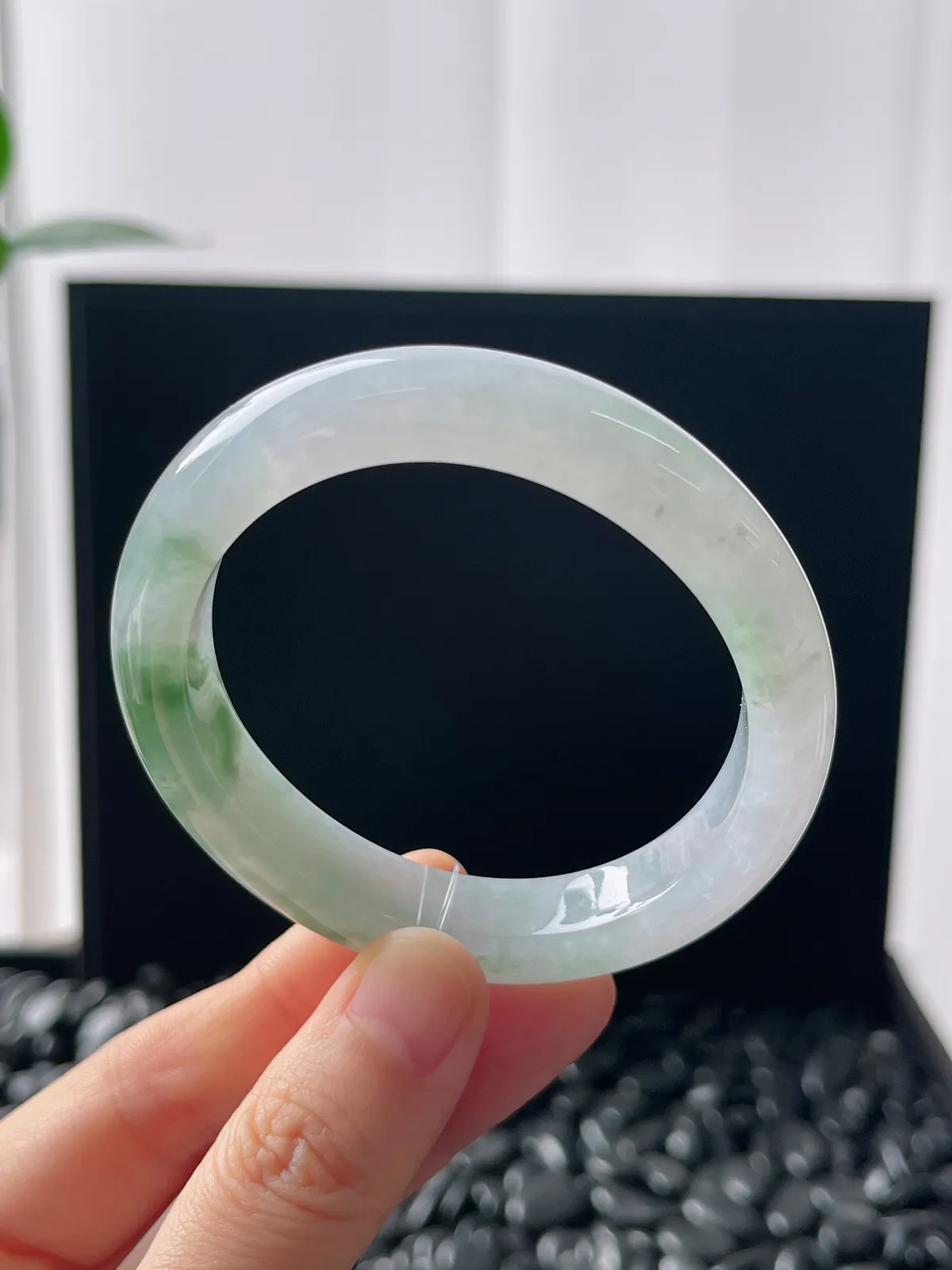 贵妃镯52.5圈口，翡翠冰糯种飘绿手镯