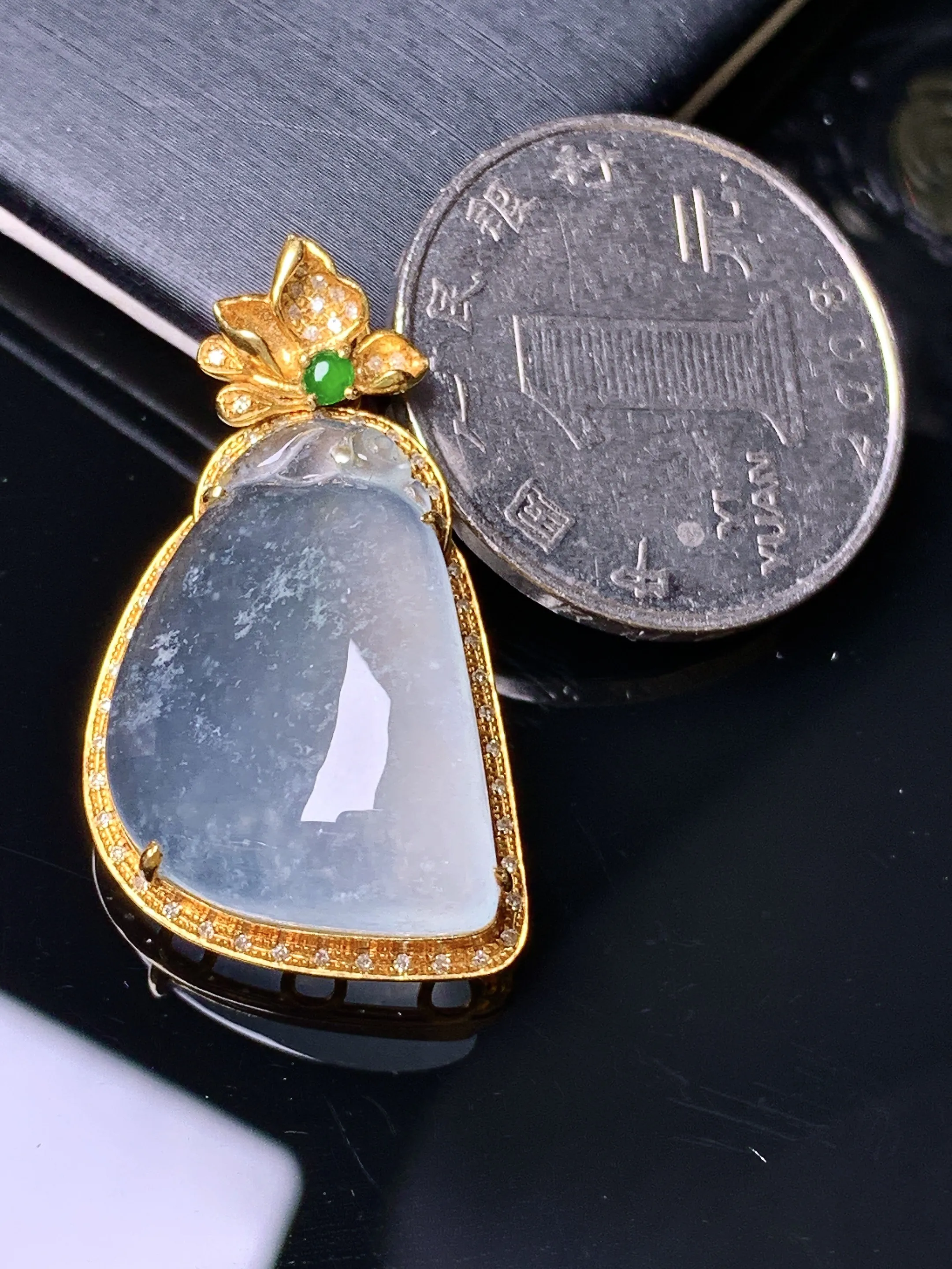 18k金钻镶嵌冰种福瓜吊坠 玉质细腻 水润亮眼 色泽艳丽 整体尺寸22.5*15.2*6