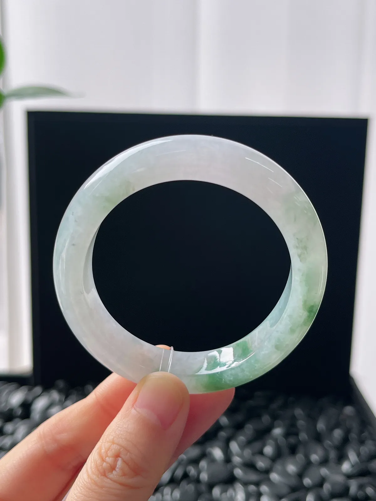 贵妃镯52.5圈口，翡翠冰糯种飘绿手镯