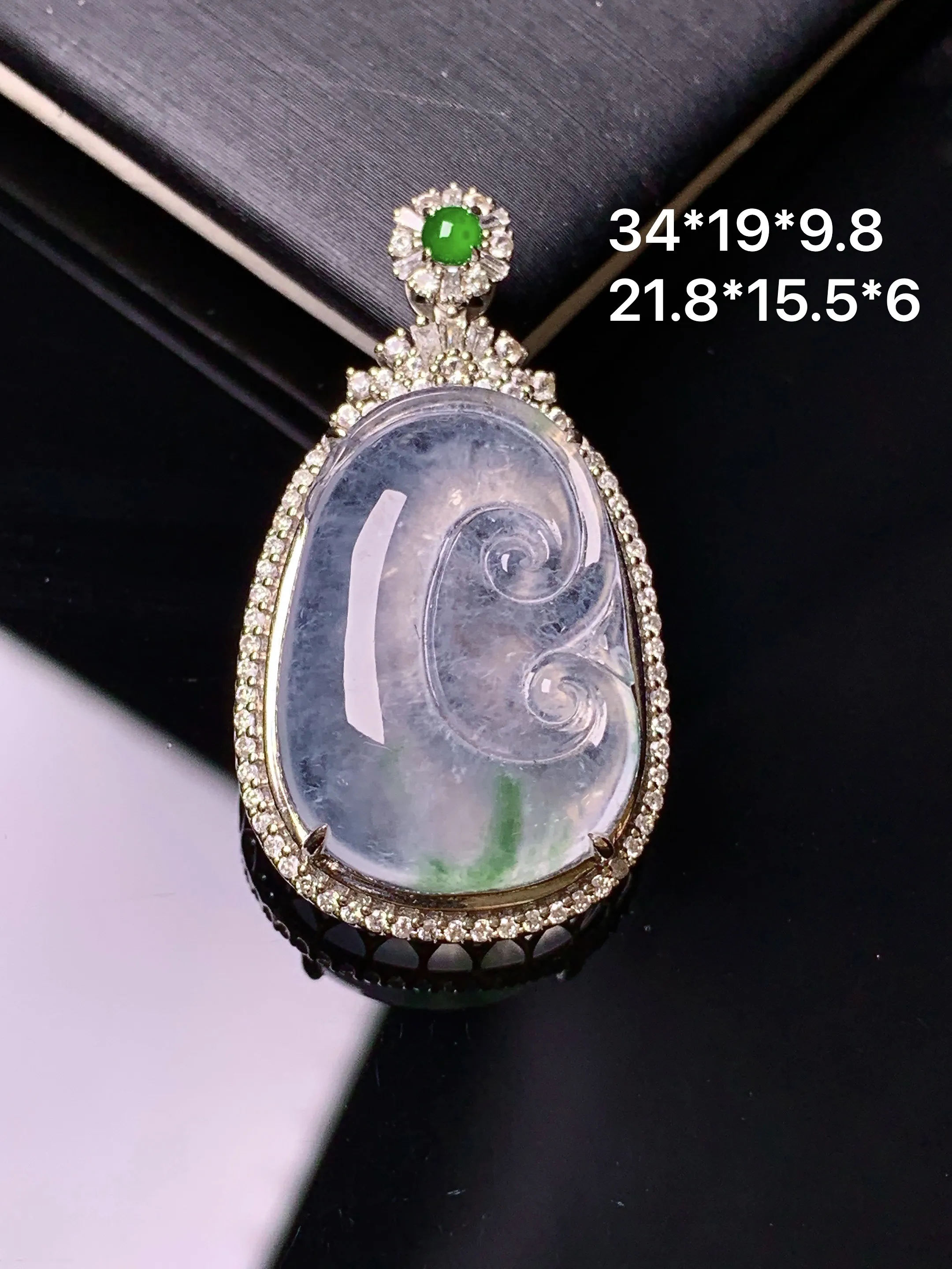 18k金钻镶嵌冰种如意吊坠 玉质细腻 水润亮眼 色泽艳丽 整体尺寸34*19*9.8