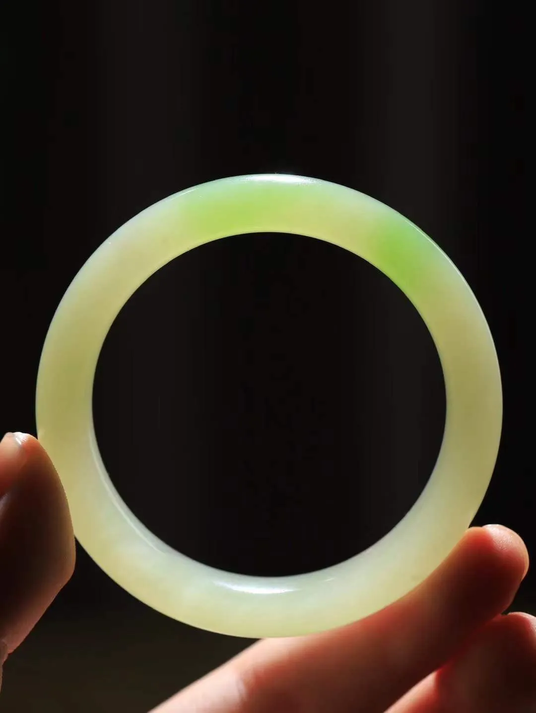 【翠色怡人.手镯】

精品和田玉翠青手镯，精品超级美镯，玉质细腻饱满，️温润脂香，仙雾缥缈，怡静如画，意蕴十足～，戴于腕间，神秘与高贵并存，给人以出尘的风雅，优美脱俗，气质非凡。重43克 内径51mm尺寸11.8-8.4mm FDL-19120749