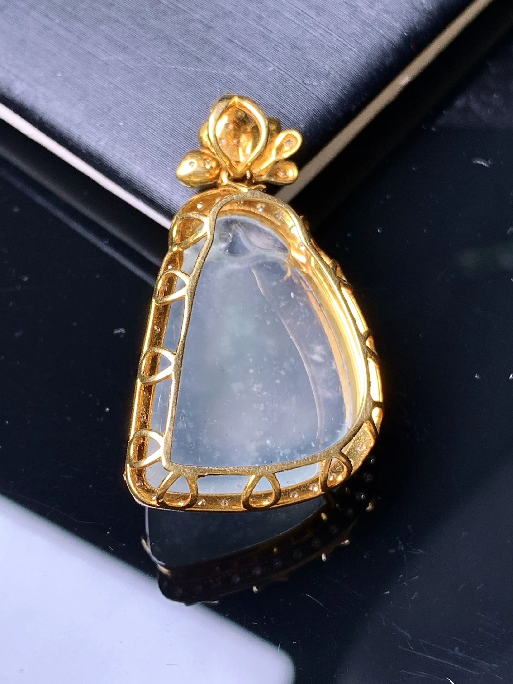 18k金钻镶嵌冰种福瓜吊坠 玉质细腻 水润亮眼 色泽艳丽 整体尺寸22.5*15.2*6