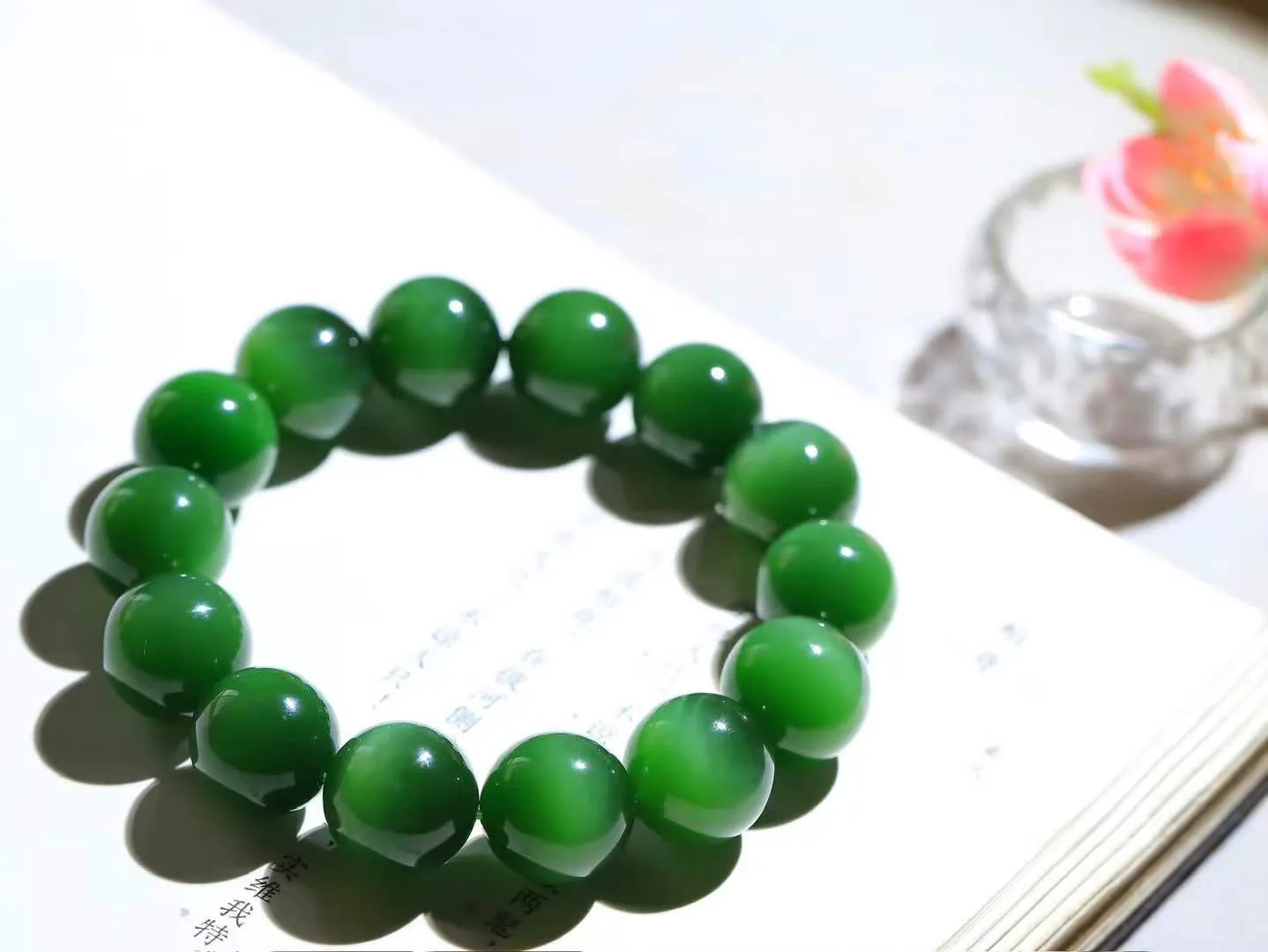 （猫眼手串）

典藏级臻品和田玉碧玉猫眼圆珠手串 质地温润灵动 猫眼儿般的光中，有波光潋滟，也有梦
