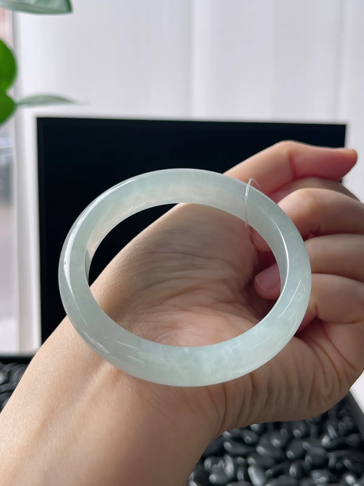 正圈53.5圈口，翡翠冰糯种淡绿色手镯